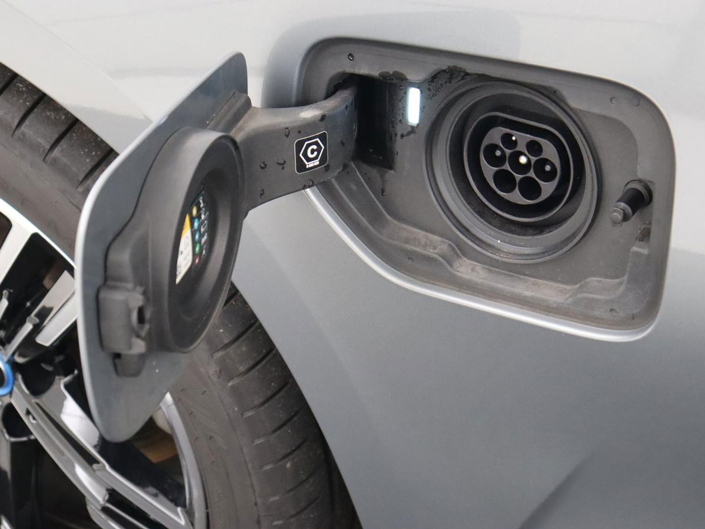 BMW 3-serie 320e M Sport | Trekhaak | Stoelverwarming | Camera | Leder/Alcantara | Stuurverwarming | Carplay | Live Cockpit Plus | Adaptief LED | Sportstoelen | Cruise control | PHEV | Plug In