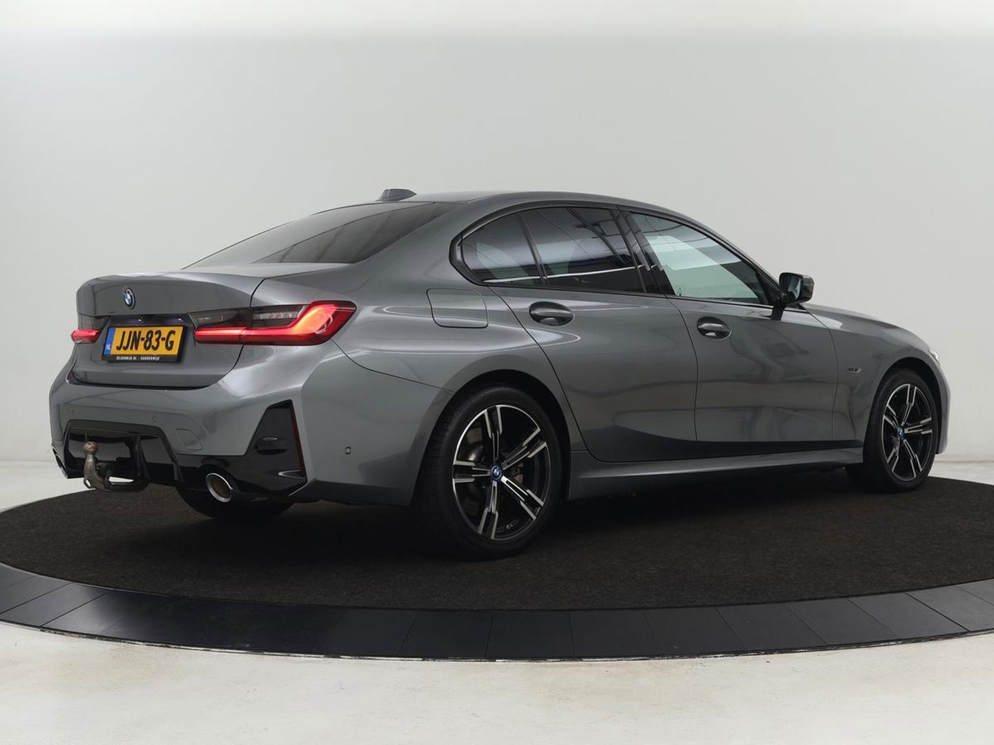 BMW 3-serie 320e M Sport | Trekhaak | Stoelverwarming | Camera | Leder/Alcantara | Stuurverwarming | Carplay | Live Cockpit Plus | Adaptief LED | Sportstoelen | Cruise control | PHEV | Plug In