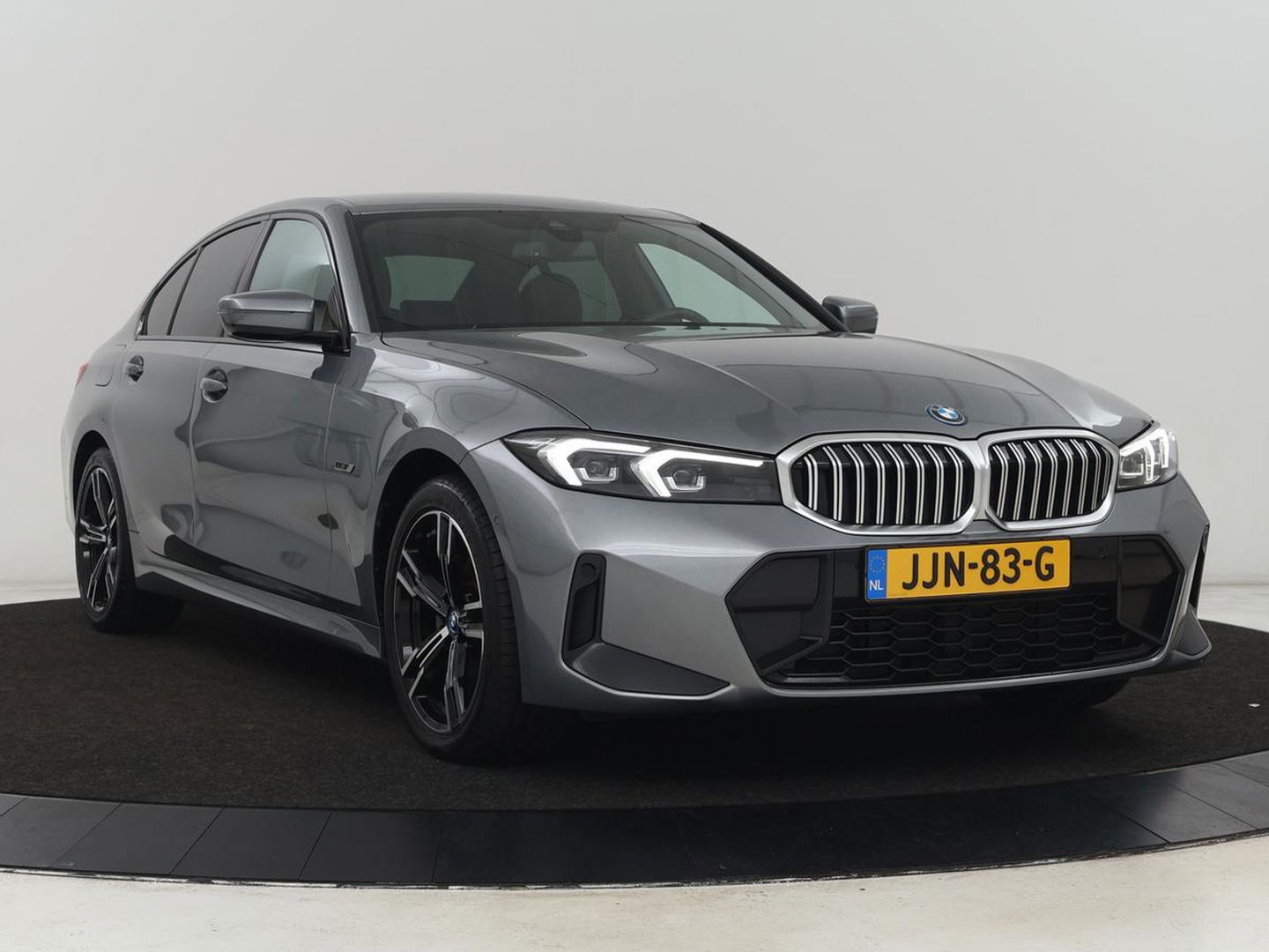 BMW 3-serie 320e M Sport | Trekhaak | Stoelverwarming | Camera | Leder/Alcantara | Stuurverwarming | Carplay | Live Cockpit Plus | Adaptief LED | Sportstoelen | Cruise control | PHEV | Plug In