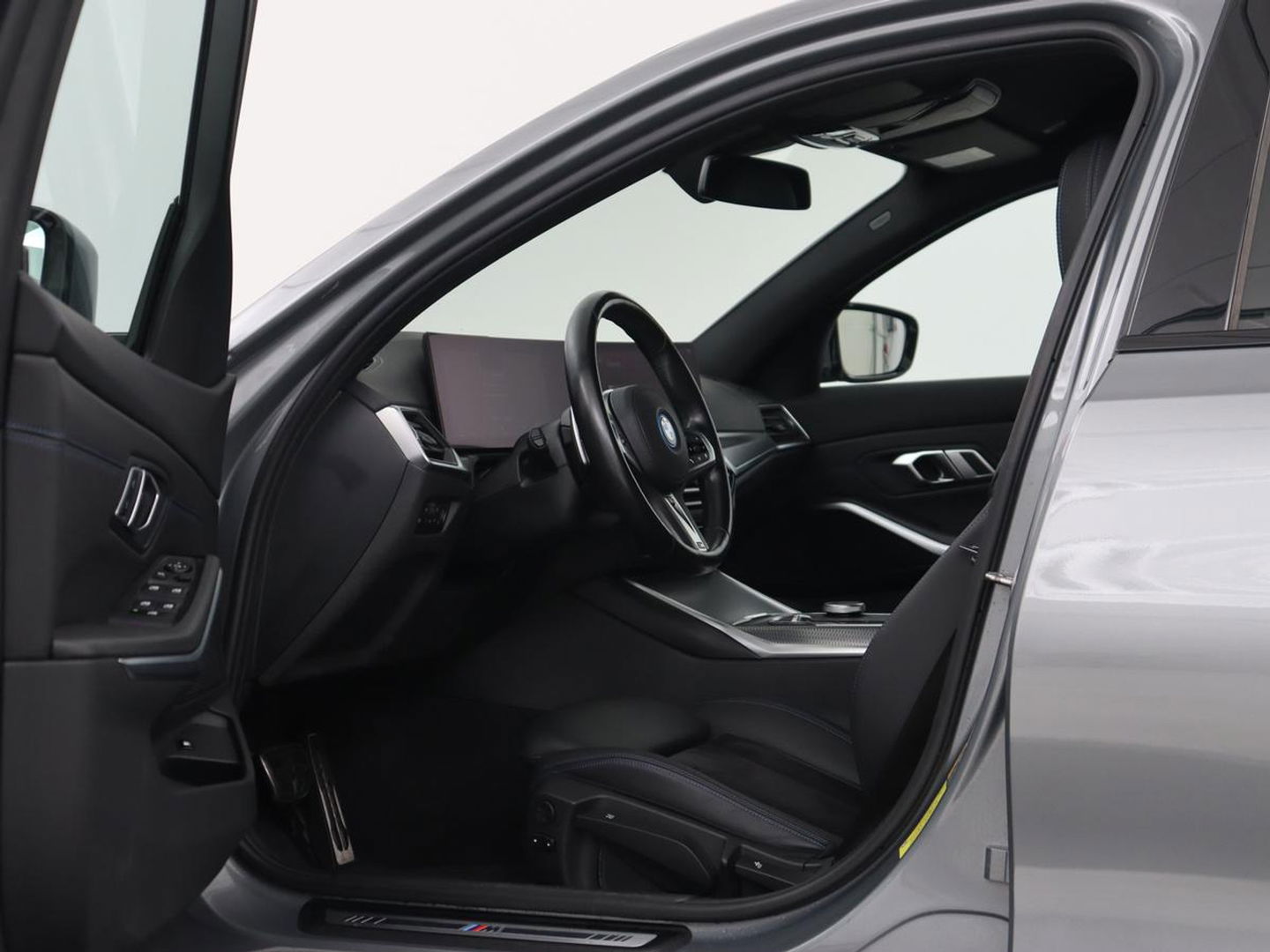 BMW 3-serie 320e M Sport | Trekhaak | Stoelverwarming | Camera | Leder/Alcantara | Stuurverwarming | Carplay | Live Cockpit Plus | Adaptief LED | Sportstoelen | Cruise control | PHEV | Plug In