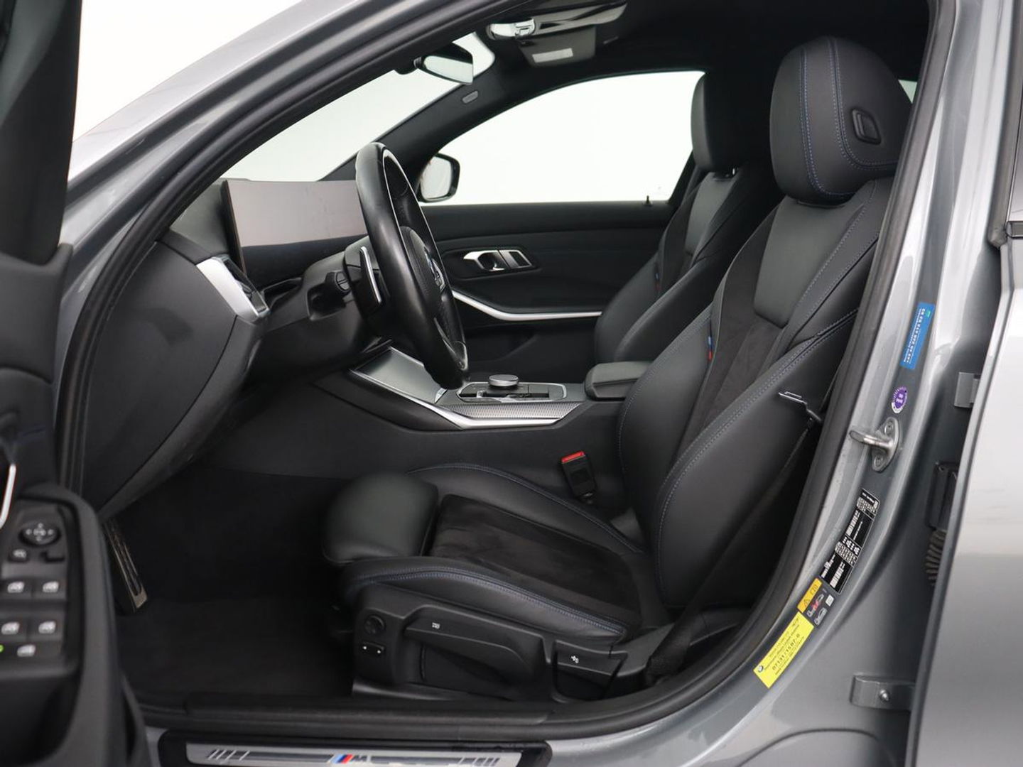 BMW 3-serie 320e M Sport | Trekhaak | Stoelverwarming | Camera | Leder/Alcantara | Stuurverwarming | Carplay | Live Cockpit Plus | Adaptief LED | Sportstoelen | Cruise control | PHEV | Plug In