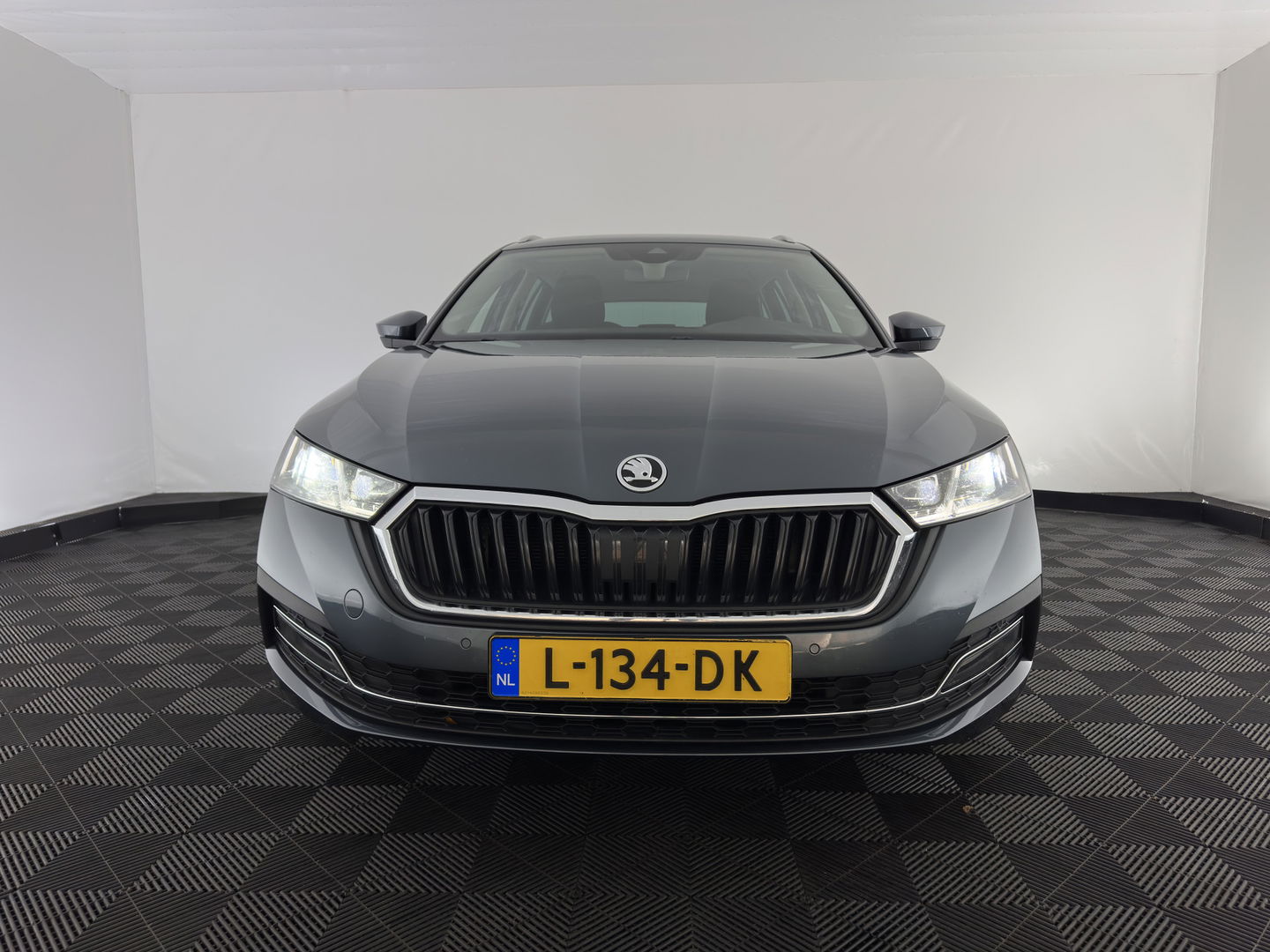 Škoda Octavia Combi 1.5 TSI First Edition *FULL-LED | DIGI-COCKPIT | ADAPTIVE-CRUISE | LANE-ASSIST | HEATED-COMFORTSEATS | KEYLESS | AMBIENT-LIGHT | DAB+ | PRIVACY-GLASS | NAVI-FULLMAP | 18''ALU | TOWBAR*