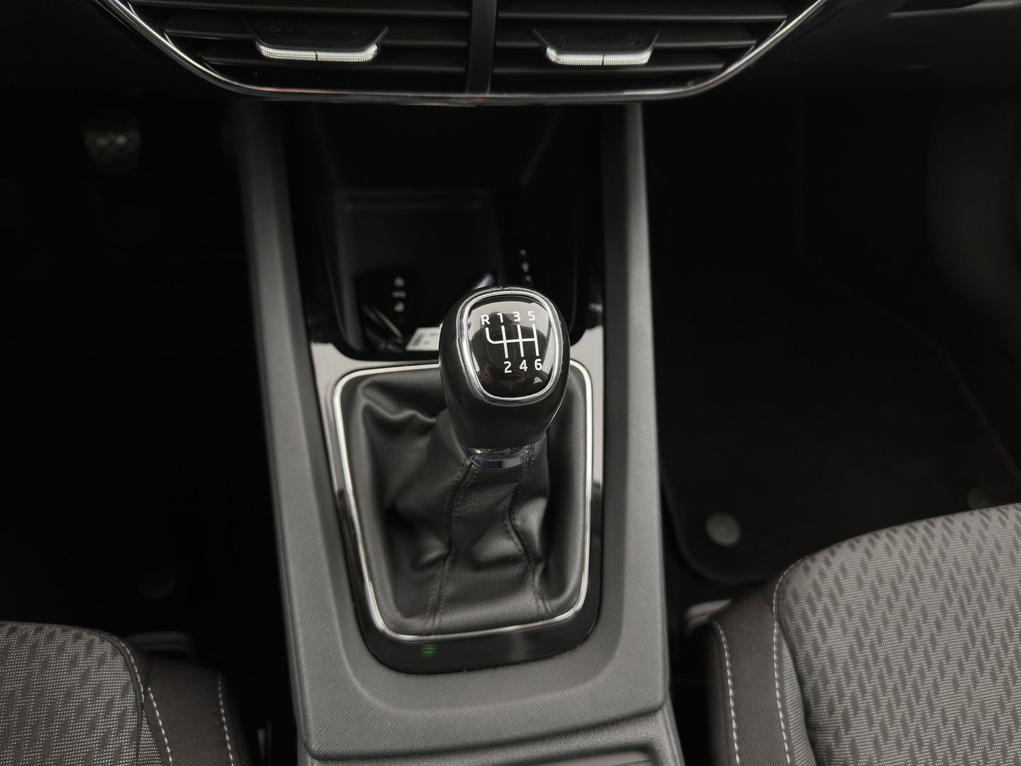 Škoda Octavia Combi 1.5 TSI First Edition *FULL-LED | DIGI-COCKPIT | ADAPTIVE-CRUISE | LANE-ASSIST | HEATED-COMFORTSEATS | KEYLESS | AMBIENT-LIGHT | DAB+ | PRIVACY-GLASS | NAVI-FULLMAP | 18''ALU | TOWBAR*