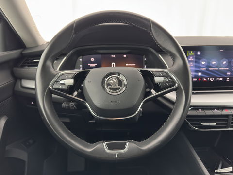 Škoda Octavia Combi 1.5 TSI First Edition *FULL-LED | DIGI-COCKPIT | ADAPTIVE-CRUISE | LANE-ASSIST | HEATED-COMFORTSEATS | KEYLESS | AMBIENT-LIGHT | DAB+ | PRIVACY-GLASS | NAVI-FULLMAP | 18''ALU | TOWBAR*