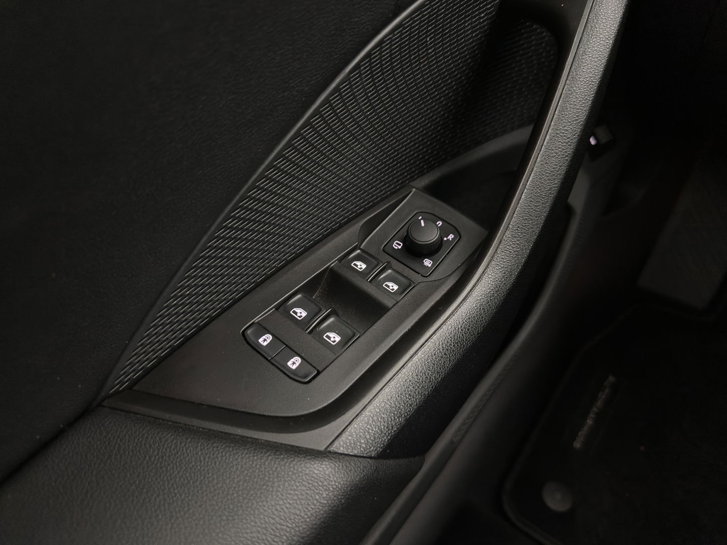 Škoda Octavia Combi 1.5 TSI First Edition *FULL-LED | DIGI-COCKPIT | ADAPTIVE-CRUISE | LANE-ASSIST | HEATED-COMFORTSEATS | KEYLESS | AMBIENT-LIGHT | DAB+ | PRIVACY-GLASS | NAVI-FULLMAP | 18''ALU | TOWBAR*