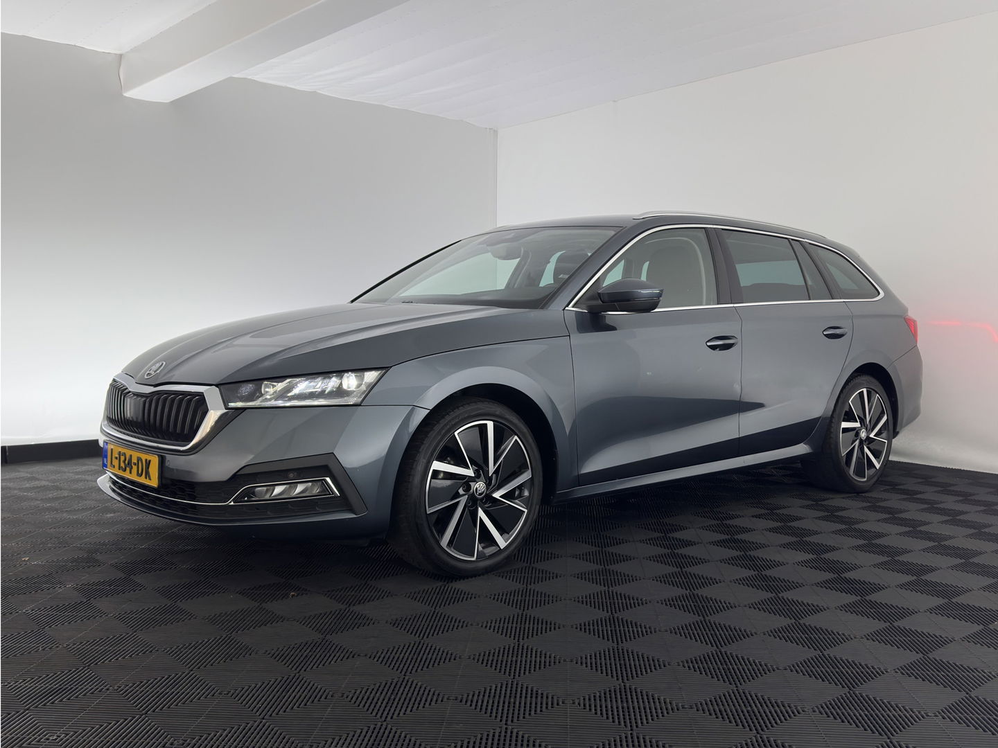 Škoda Octavia Combi 1.5 TSI First Edition *FULL-LED | DIGI-COCKPIT | ADAPTIVE-CRUISE | LANE-ASSIST | HEATED-COMFORTSEATS | KEYLESS | AMBIENT-LIGHT | DAB+ | PRIVACY-GLASS | NAVI-FULLMAP | 18''ALU | TOWBAR*