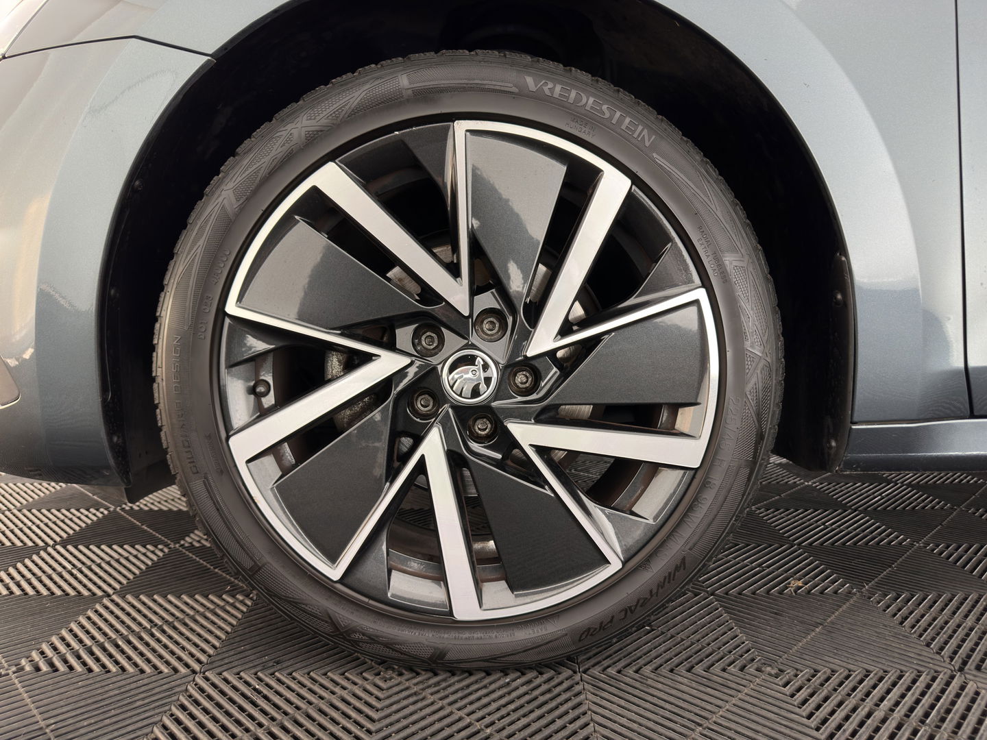 Škoda Octavia Combi 1.5 TSI First Edition *FULL-LED | DIGI-COCKPIT | ADAPTIVE-CRUISE | LANE-ASSIST | HEATED-COMFORTSEATS | KEYLESS | AMBIENT-LIGHT | DAB+ | PRIVACY-GLASS | NAVI-FULLMAP | 18''ALU | TOWBAR*