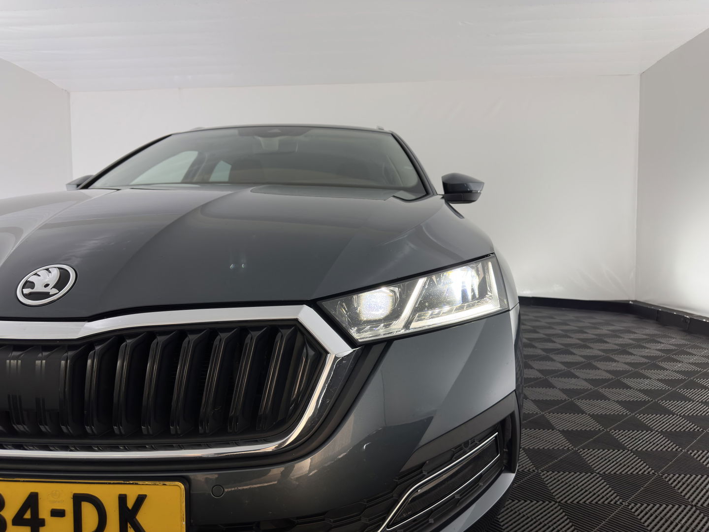 Škoda Octavia Combi 1.5 TSI First Edition *FULL-LED | DIGI-COCKPIT | ADAPTIVE-CRUISE | LANE-ASSIST | HEATED-COMFORTSEATS | KEYLESS | AMBIENT-LIGHT | DAB+ | PRIVACY-GLASS | NAVI-FULLMAP | 18''ALU | TOWBAR*