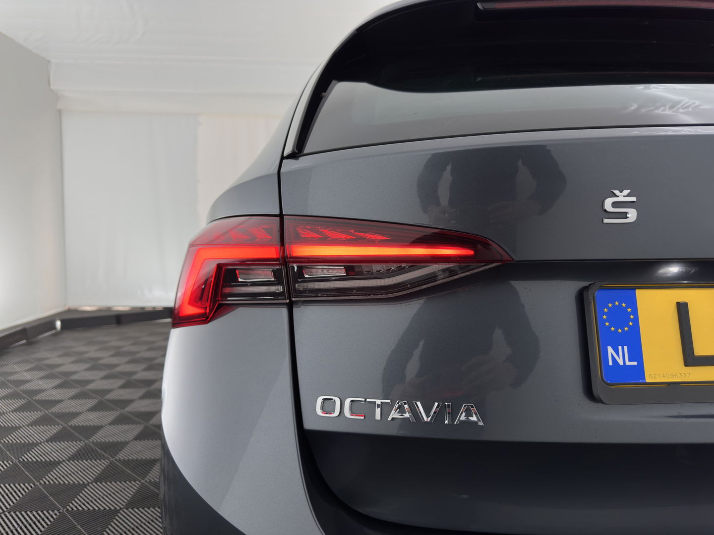 Škoda Octavia Combi 1.5 TSI First Edition *FULL-LED | DIGI-COCKPIT | ADAPTIVE-CRUISE | LANE-ASSIST | HEATED-COMFORTSEATS | KEYLESS | AMBIENT-LIGHT | DAB+ | PRIVACY-GLASS | NAVI-FULLMAP | 18''ALU | TOWBAR*