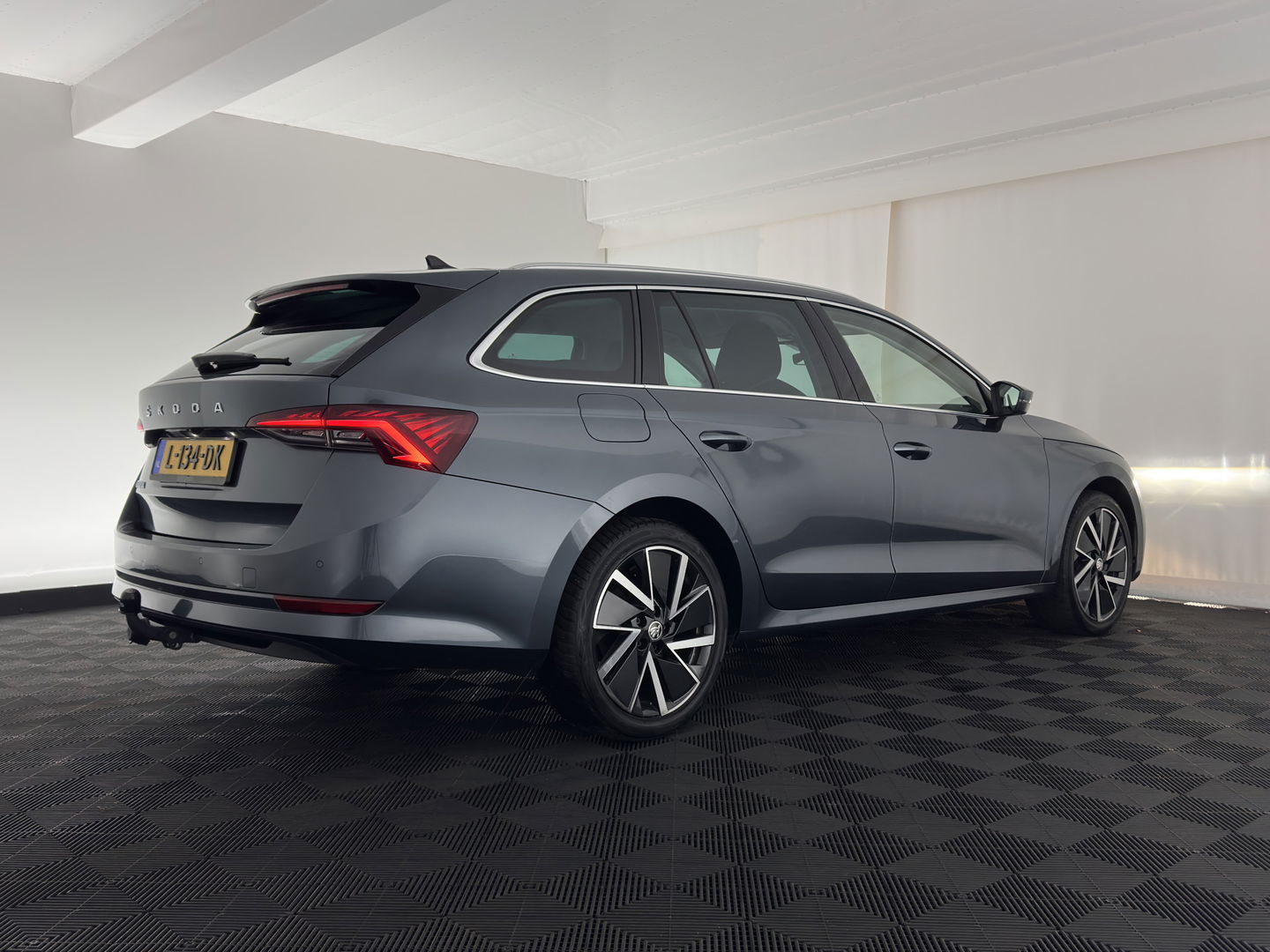 Škoda Octavia Combi 1.5 TSI First Edition *FULL-LED | DIGI-COCKPIT | ADAPTIVE-CRUISE | LANE-ASSIST | HEATED-COMFORTSEATS | KEYLESS | AMBIENT-LIGHT | DAB+ | PRIVACY-GLASS | NAVI-FULLMAP | 18''ALU | TOWBAR*