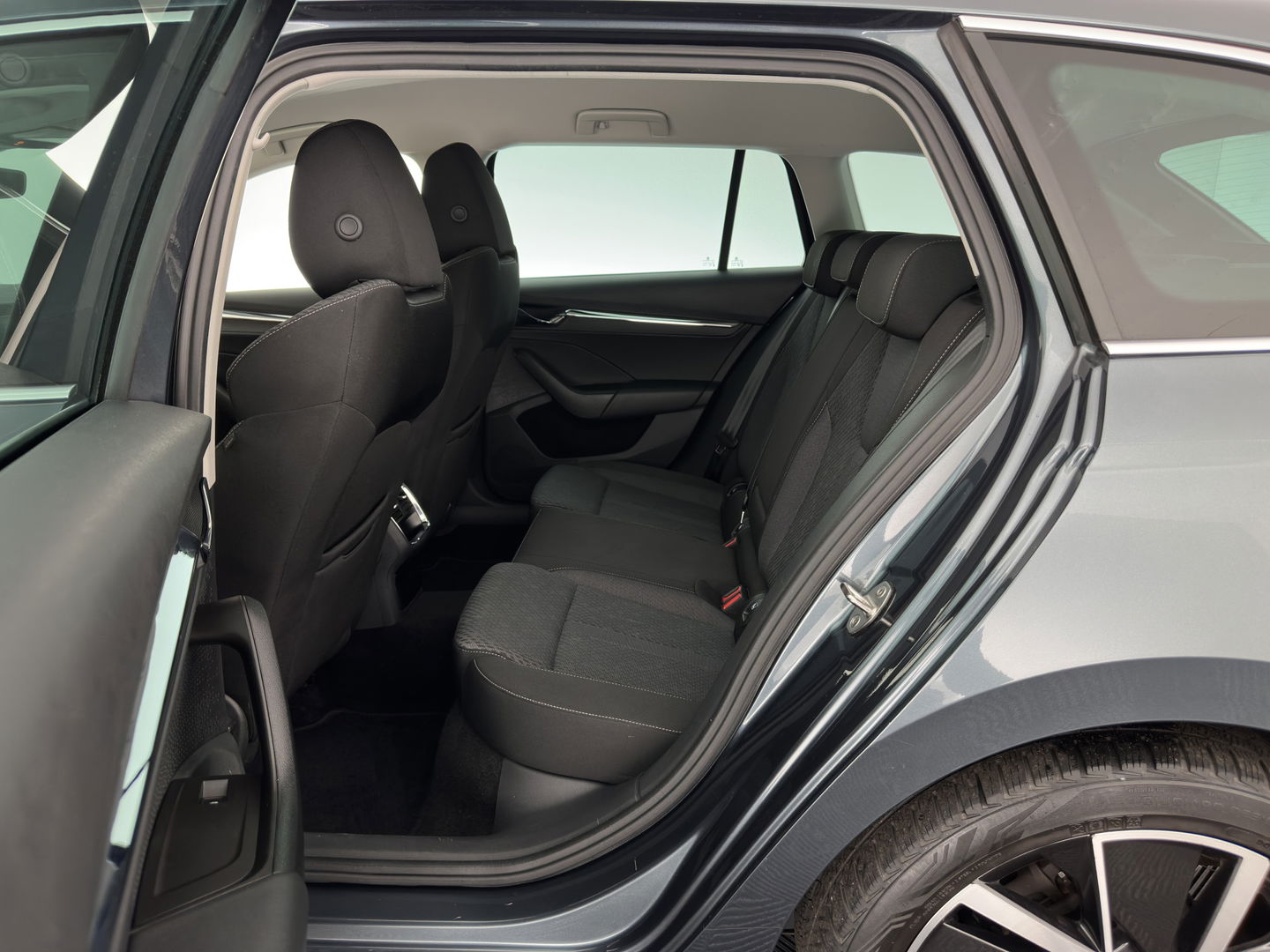 Škoda Octavia Combi 1.5 TSI First Edition *FULL-LED | DIGI-COCKPIT | ADAPTIVE-CRUISE | LANE-ASSIST | HEATED-COMFORTSEATS | KEYLESS | AMBIENT-LIGHT | DAB+ | PRIVACY-GLASS | NAVI-FULLMAP | 18''ALU | TOWBAR*