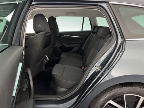Škoda Octavia Combi 1.5 TSI First Edition *FULL-LED | DIGI-COCKPIT | ADAPTIVE-CRUISE | LANE-ASSIST | HEATED-COMFORTSEATS | KEYLESS | AMBIENT-LIGHT | DAB+ | PRIVACY-GLASS | NAVI-FULLMAP | 18''ALU | TOWBAR*