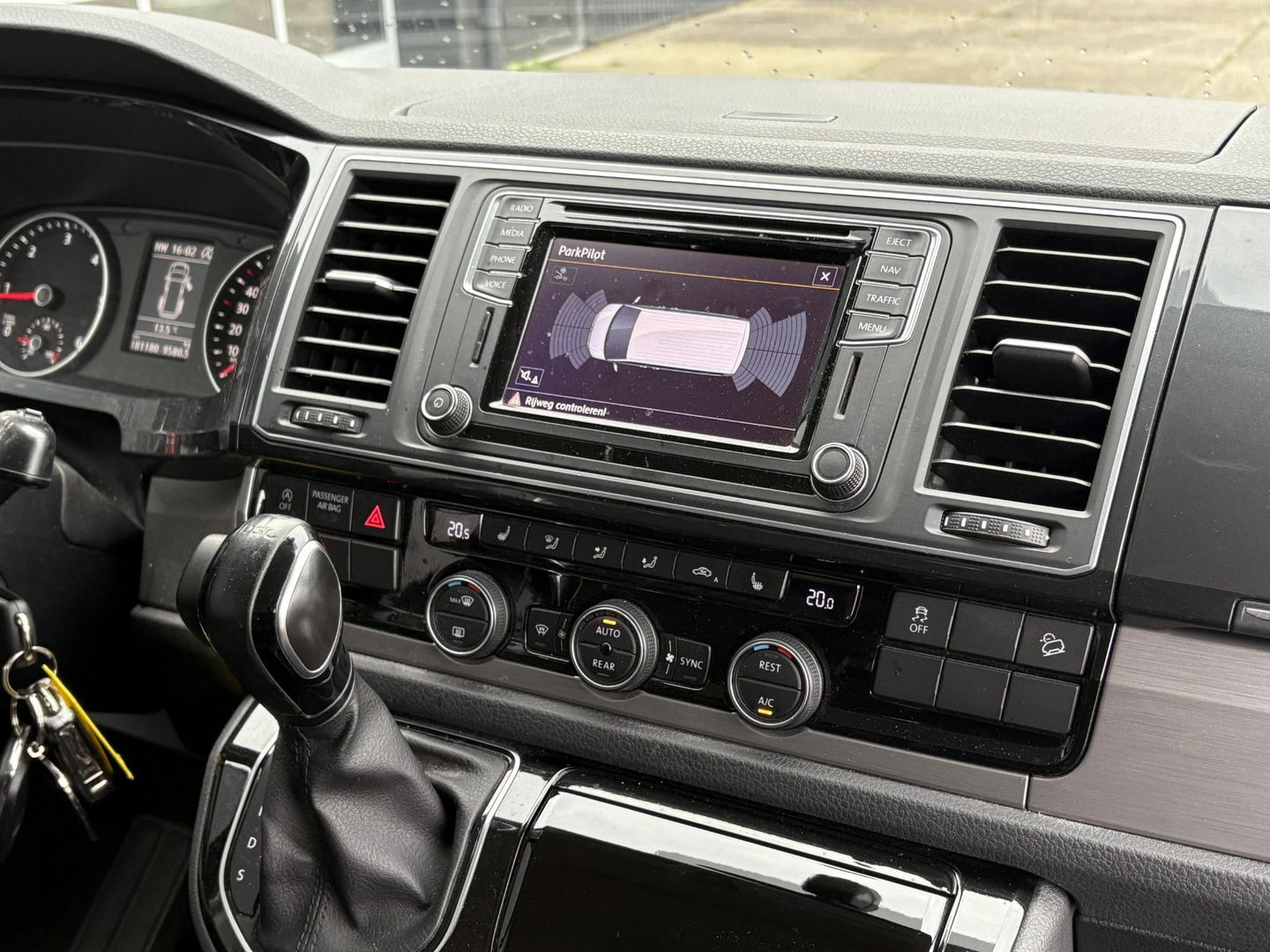 Volkswagen Transporter Multivan 2.0 TDI L2H1 DC 4Motion Multivan ** NET BINNEN ** STANDKACHEL | 2x SCHUIFD | STOELVERWARMING | SOFT CLOSE | Transporter