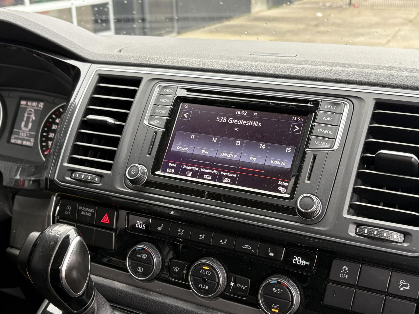 Volkswagen Transporter Multivan 2.0 TDI L2H1 DC 4Motion Multivan ** NET BINNEN ** STANDKACHEL | 2x SCHUIFD | STOELVERWARMING | SOFT CLOSE | Transporter