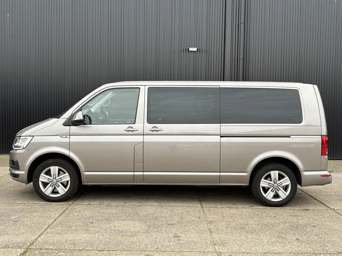 Volkswagen Transporter Multivan 2.0 TDI L2H1 DC 4Motion Multivan ** NET BINNEN ** STANDKACHEL | 2x SCHUIFD | STOELVERWARMING | SOFT CLOSE | Transporter