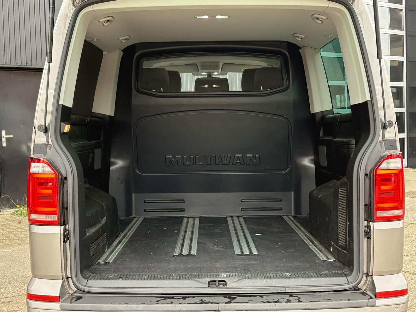 Volkswagen Transporter Multivan 2.0 TDI L2H1 DC 4Motion Multivan ** NET BINNEN ** STANDKACHEL | 2x SCHUIFD | STOELVERWARMING | SOFT CLOSE | Transporter