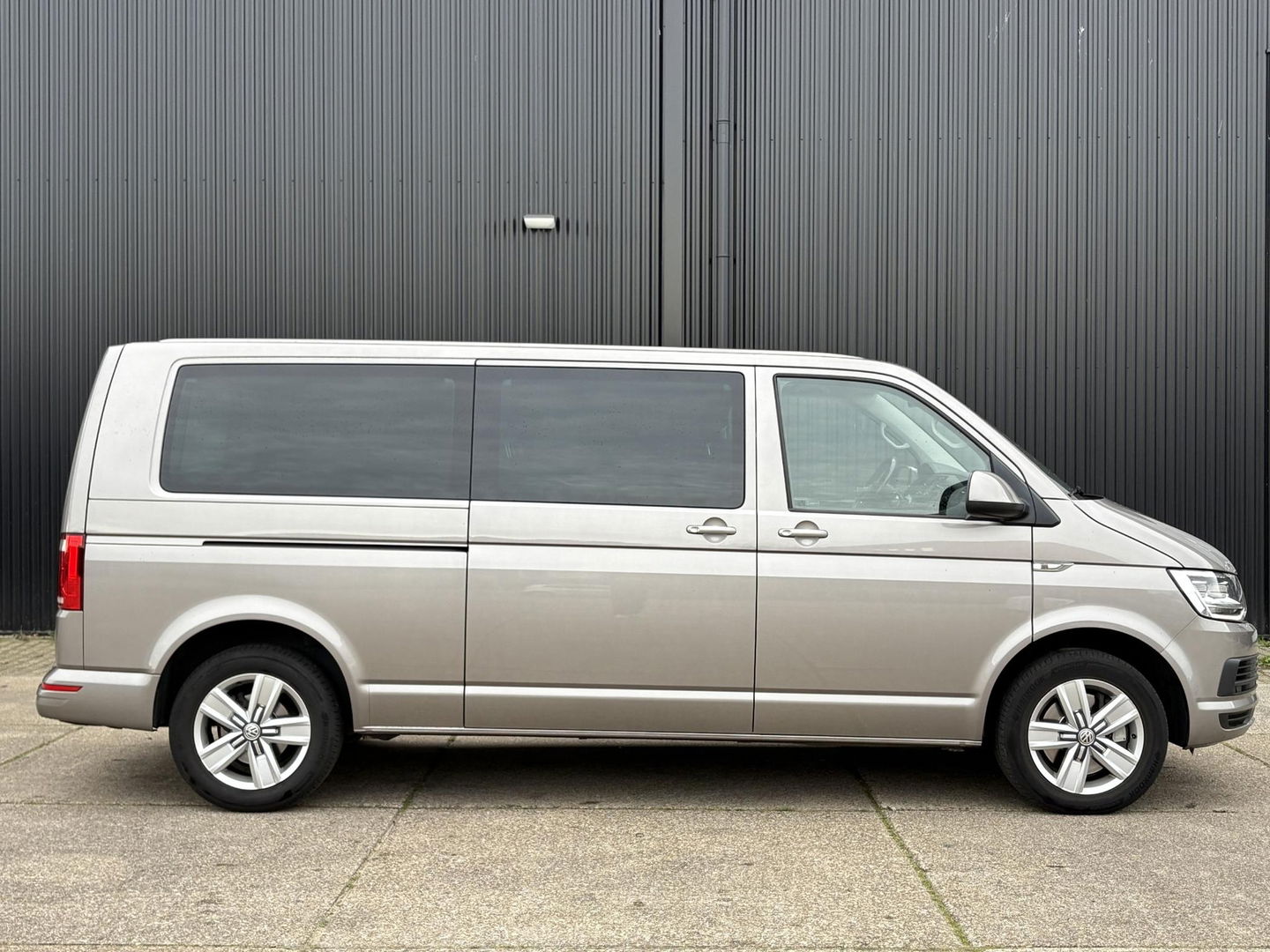 Volkswagen Transporter Multivan 2.0 TDI L2H1 DC 4Motion Multivan | STANDKACHEL | 2x SCHUIFD | STOELVERWARMING | SOFT CLOSE | Transporter
