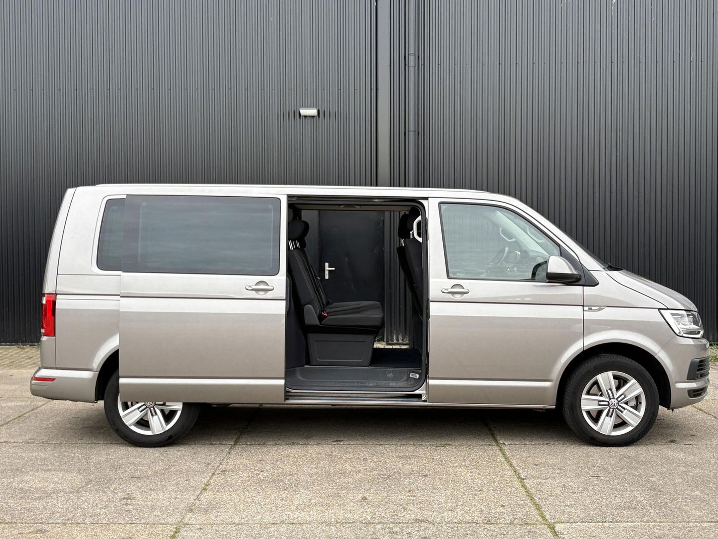 Volkswagen Transporter Multivan 2.0 TDI L2H1 DC 4Motion Multivan | STANDKACHEL | 2x SCHUIFD | STOELVERWARMING | SOFT CLOSE | Transporter