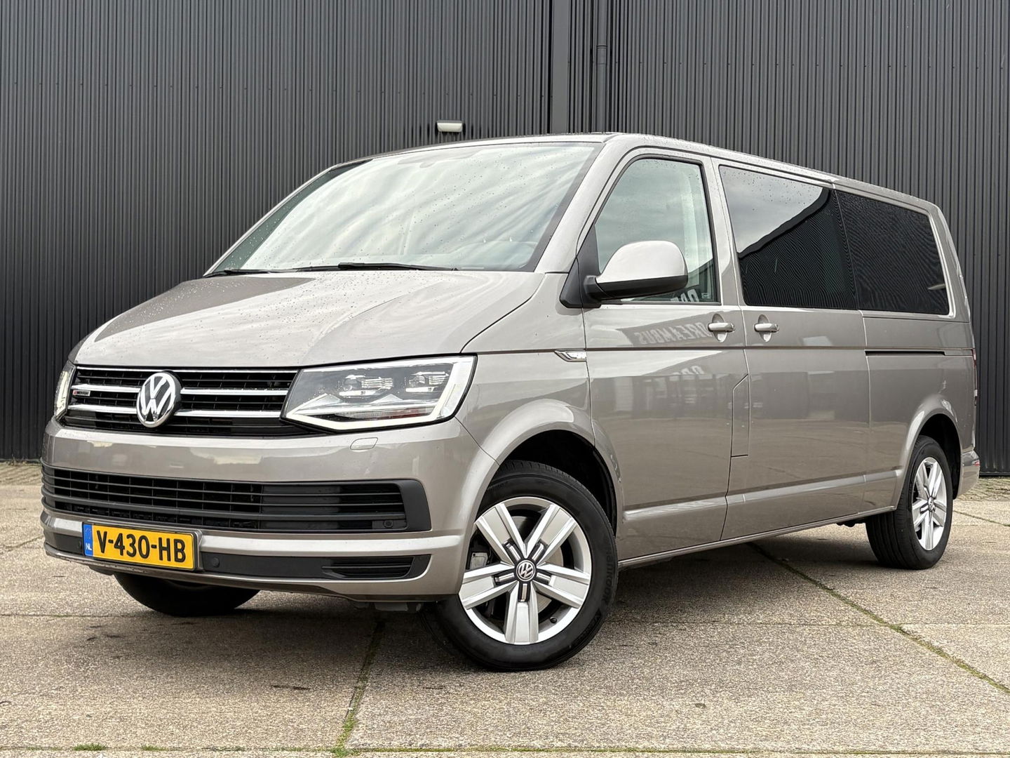 Volkswagen Transporter Multivan 2.0 TDI L2H1 DC 4Motion Multivan ** NET BINNEN ** STANDKACHEL | 2x SCHUIFD | STOELVERWARMING | SOFT CLOSE | Transporter
