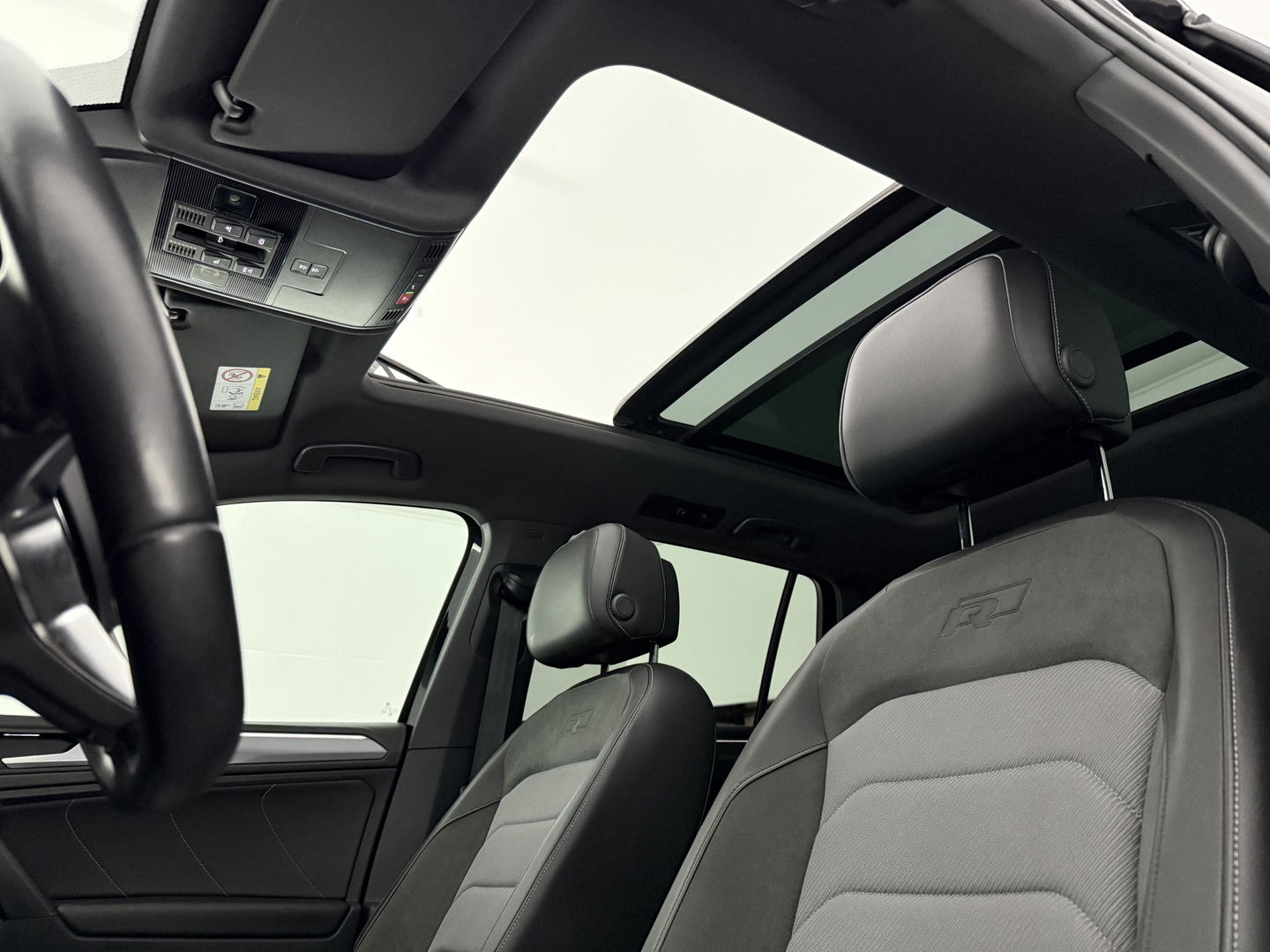 Volkswagen Tiguan 1.5 TSI ACT R-line Black Style | Pano | Adap. Cruise | Virtual | Carplay | Trekh. | Keyless | Stoelverw. | NAP