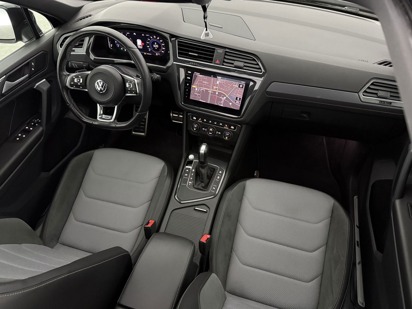 Volkswagen Tiguan 1.5 TSI ACT R-line Black Style | Pano | Adap. Cruise | Virtual | Carplay | Trekh. | Keyless | Stoelverw. | NAP