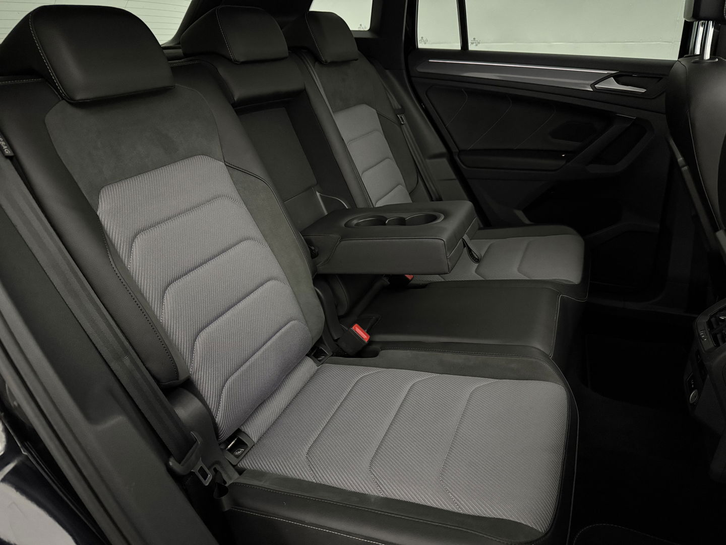 Volkswagen Tiguan 1.5 TSI ACT R-line Black Style | Pano | Adap. Cruise | Virtual | Carplay | Trekh. | Keyless | Stoelverw. | NAP