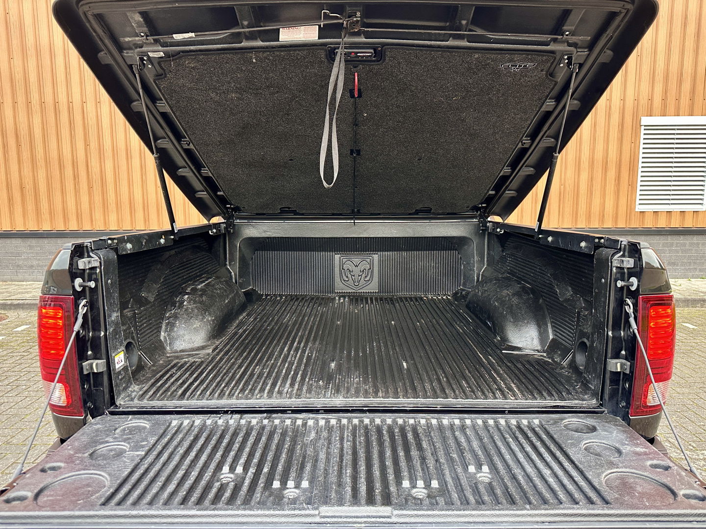 Dodge Ram 1500 5.7 V8 4x4 Quad Cab 6'4 Sport | LPG | Panoramadak | Stoelventilatie/Verwarming | Parkeersensoren | Achteruitrijcamera | Stuurverwarming | Cruise Control