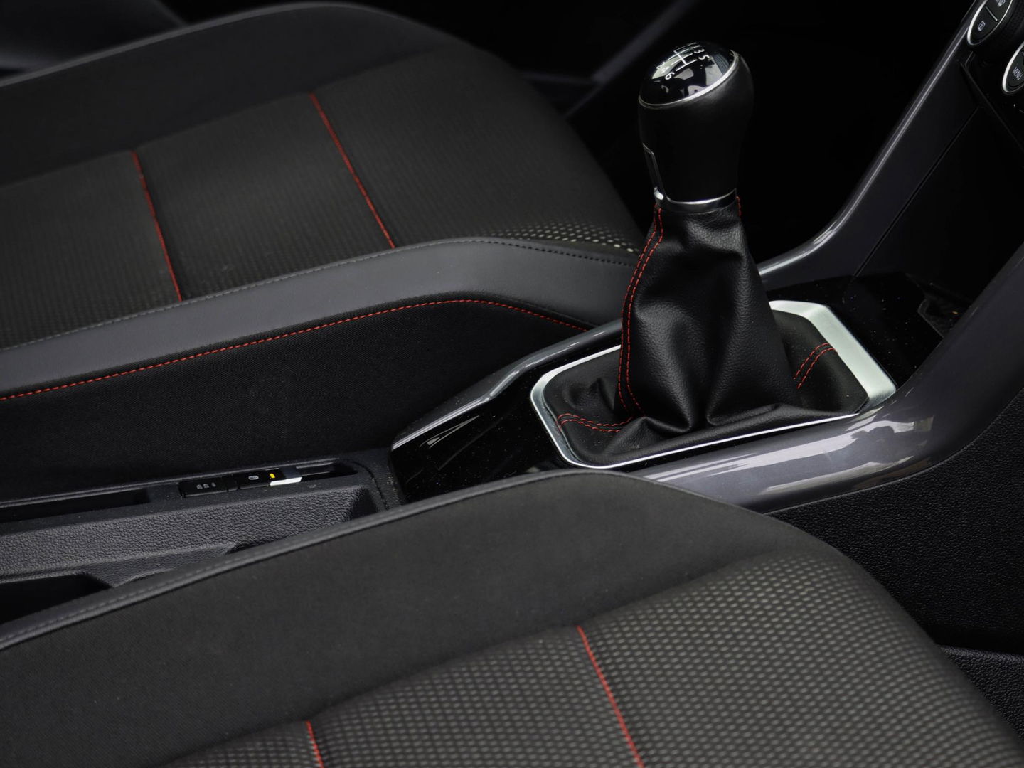 Volkswagen T-Roc 1.5 TSI Sport 150pk Panoramadak Trekhaak