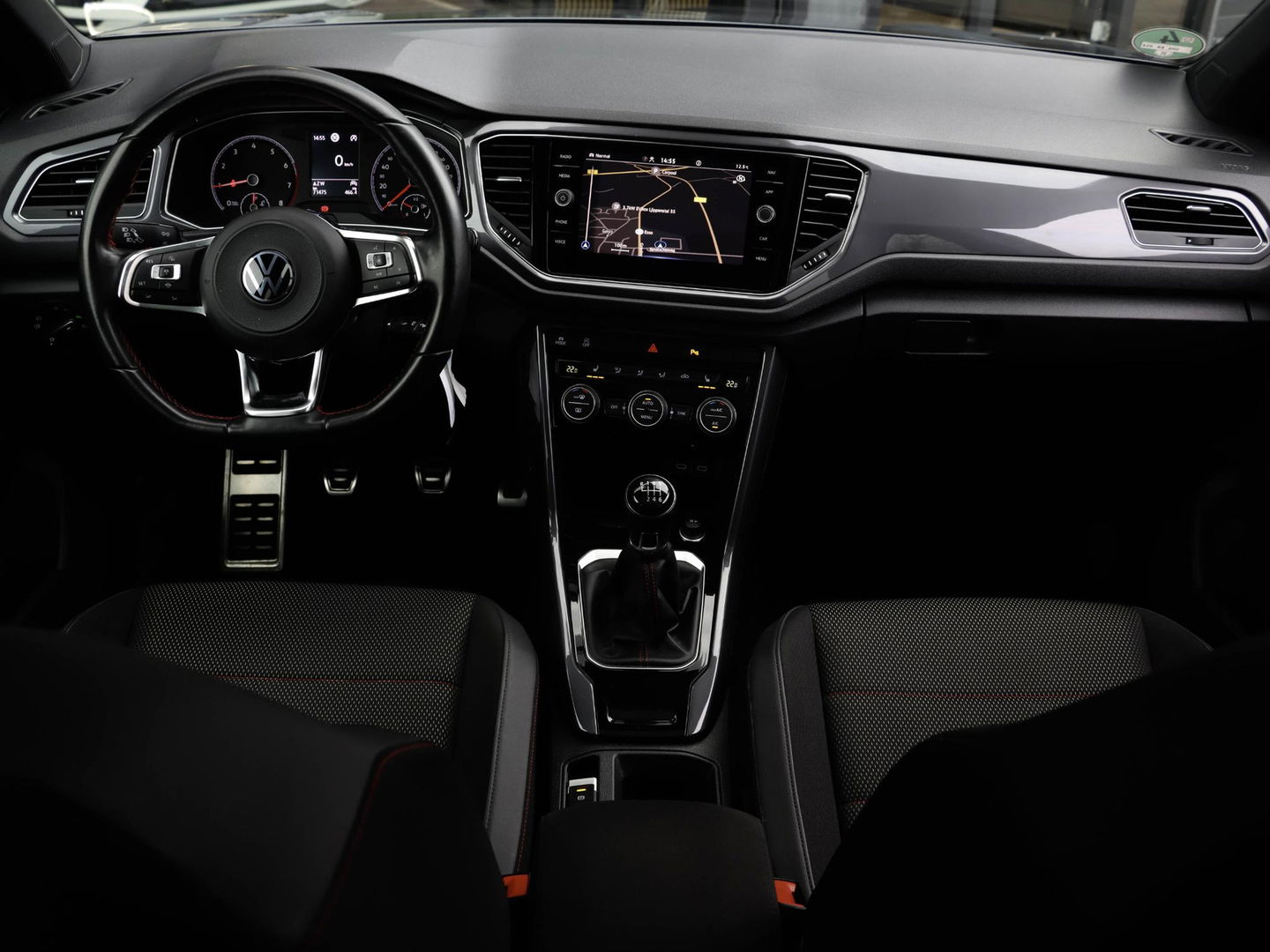 Volkswagen T-Roc 1.5 TSI Sport 150pk Panoramadak Trekhaak