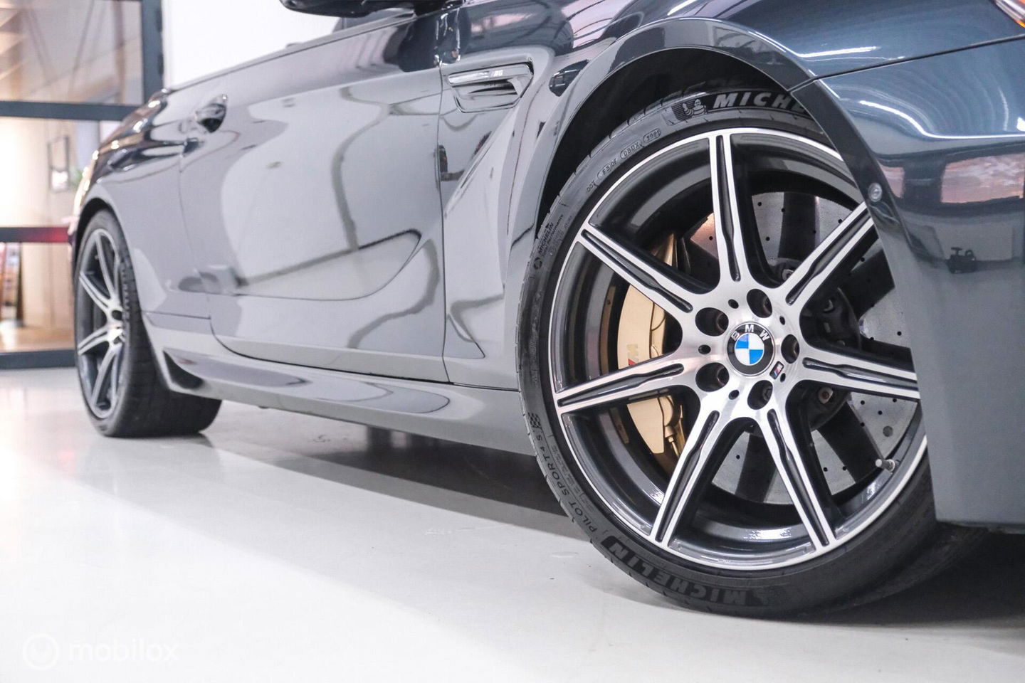 BMW 6 Serie Cabrio M6 Competition Package 575 pk | Keramisch | B&O | M Drivers Pack | NL auto NAP | Singapur Grau | Softclose | HUD | 360 ca