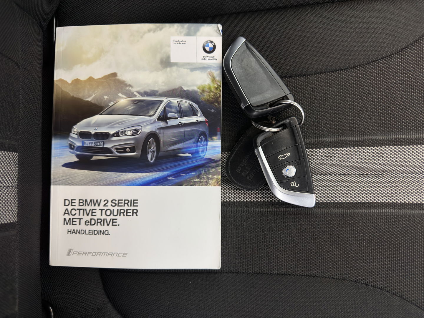 BMW 2 Serie Active Tourer 225xe iPerformance Centennial Executive Aut. *FULL-LED | SPORT-SEATS | NAVI-FULLMAP | KEYLESS | ECC | PDC | CRUISE | 17''ALU*