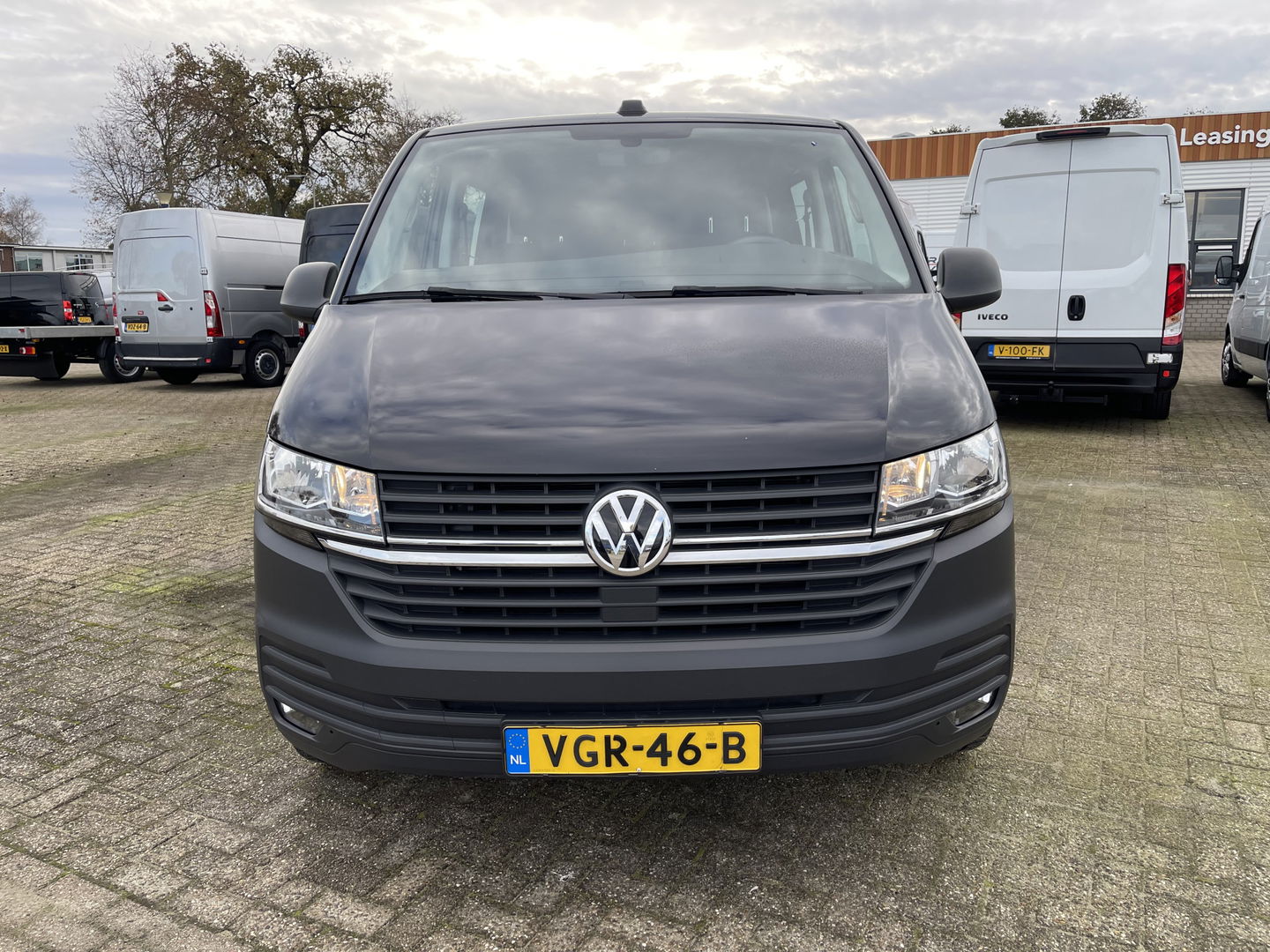 Volkswagen Transporter 2.0 TDI 150pk L2H1 30 DC 5 persoons Comfortline / vaste prijs rijklaar € 27.950 ex btw / / lease vanaf € / zwart metallic / nieuwe 20 inch velgen + banden / euro 6