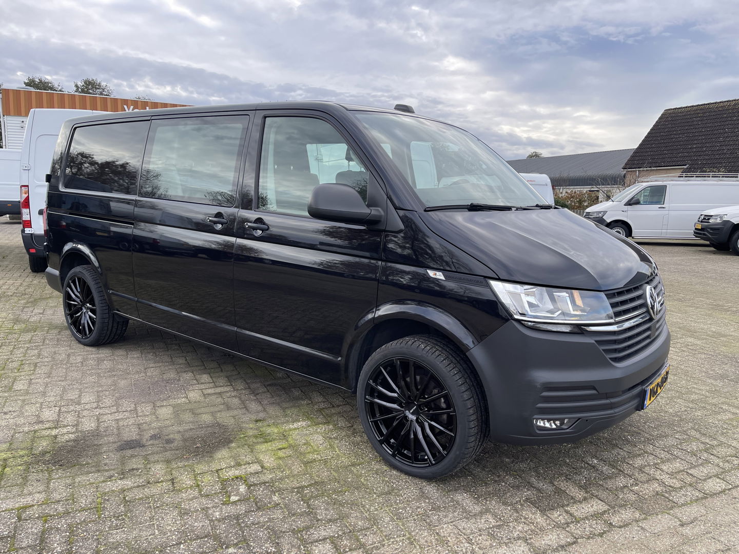 Volkswagen Transporter 2.0 TDI 150pk L2H1 30 DC 5 persoons Comfortline / vaste prijs rijklaar € 27.950 ex btw / / lease vanaf € / zwart metallic / nieuwe 20 inch velgen + banden / euro 6