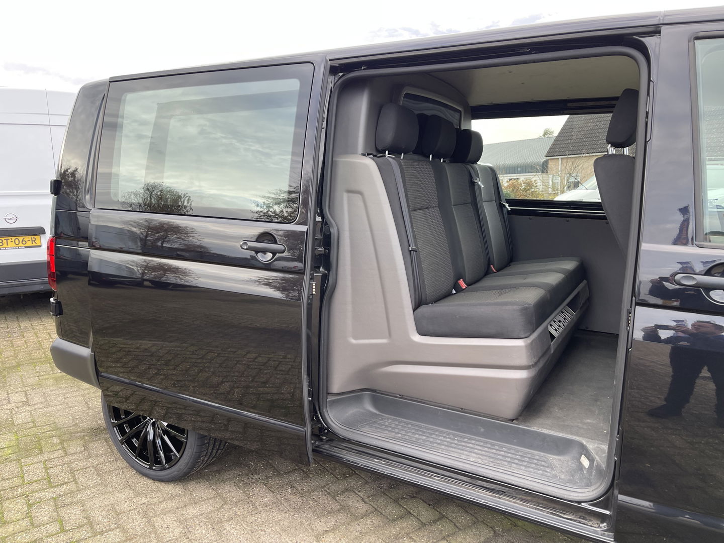 Volkswagen Transporter 2.0 TDI 150pk L2H1 30 DC 5 persoons Comfortline / vaste prijs rijklaar € 27.950 ex btw / / lease vanaf € / zwart metallic / nieuwe 20 inch velgen + banden / euro 6