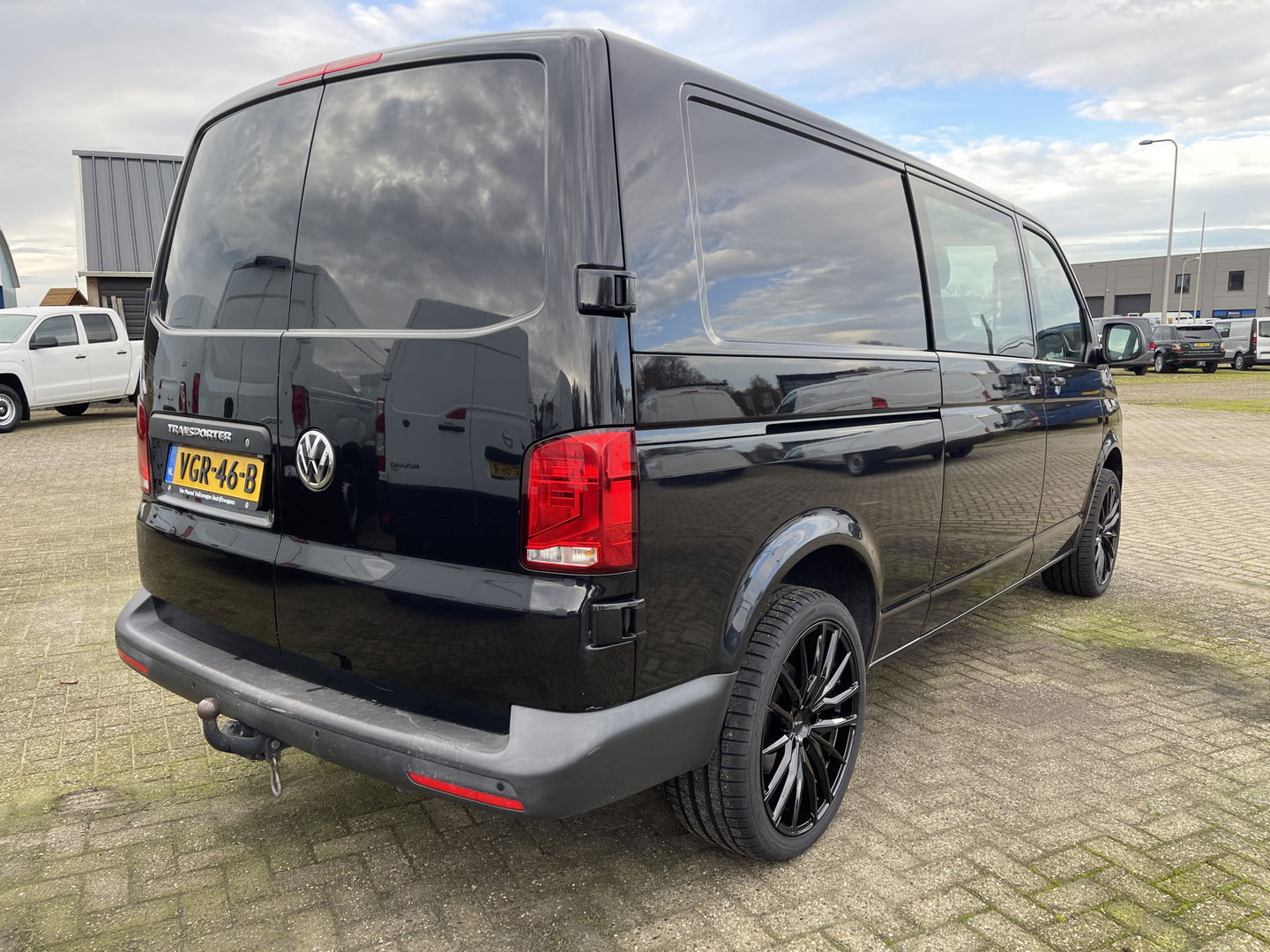 Volkswagen Transporter 2.0 TDI 150pk L2H1 30 DC 5 persoons Comfortline / vaste prijs rijklaar € 27.950 ex btw / / lease vanaf € / zwart metallic / nieuwe 20 inch velgen + banden / euro 6