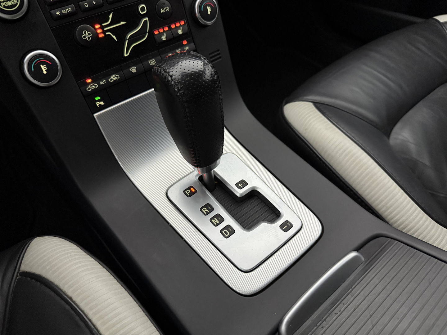 Volvo V70 2.0T R-Desgin 200PK | Cruise | Clima | Trekh. | Stoelverw. | Navi | Parkeersens. | NAP