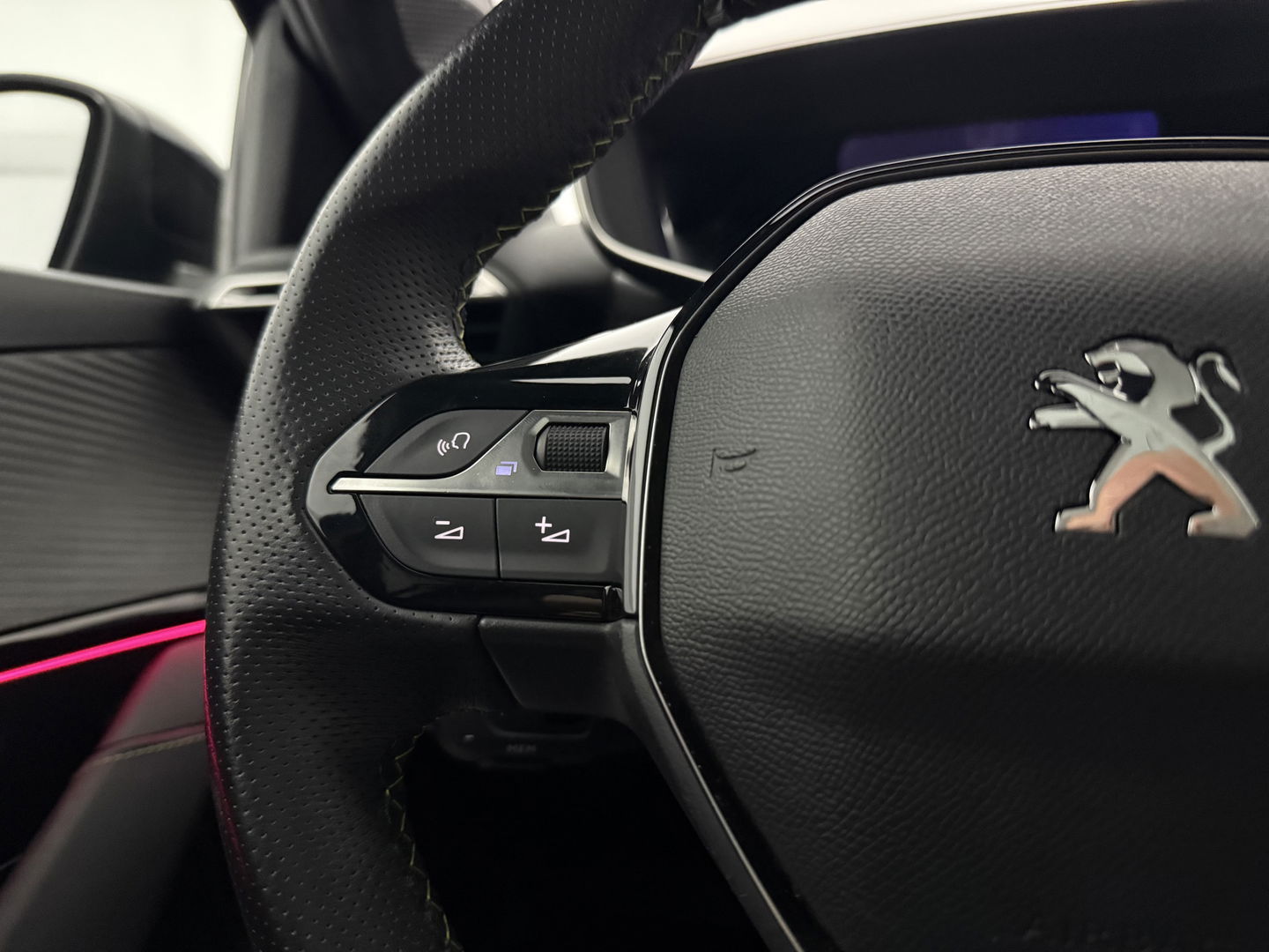 Peugeot 208 EV GT 350 50 kWh | SOH 91% | Snelladen | Pano | 360° | Virtual | Sfeerverl. | Carplay | Stoelverw. | Keyless | NAP