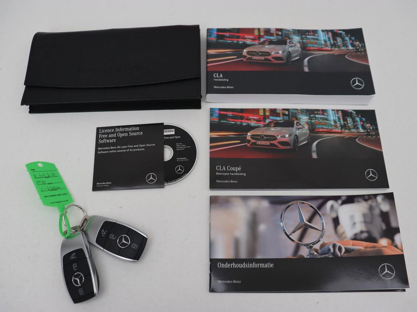 Mercedes-Benz CLA-Klasse 250e Luxury Line | Leder | Trekhaak | Carplay | Stoelverwarming | Widescreen | Camera | Stuurverwarming | Navigatie | Park Assist | Cruise control | PHEV | Plug In