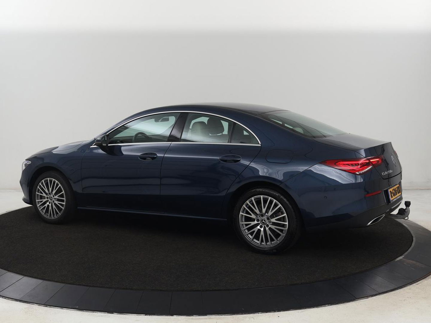 Mercedes-Benz CLA-Klasse 250e Luxury Line | Leder | Trekhaak | Carplay | Stoelverwarming | Widescreen | Camera | Stuurverwarming | Navigatie | Park Assist | Cruise control | PHEV | Plug In