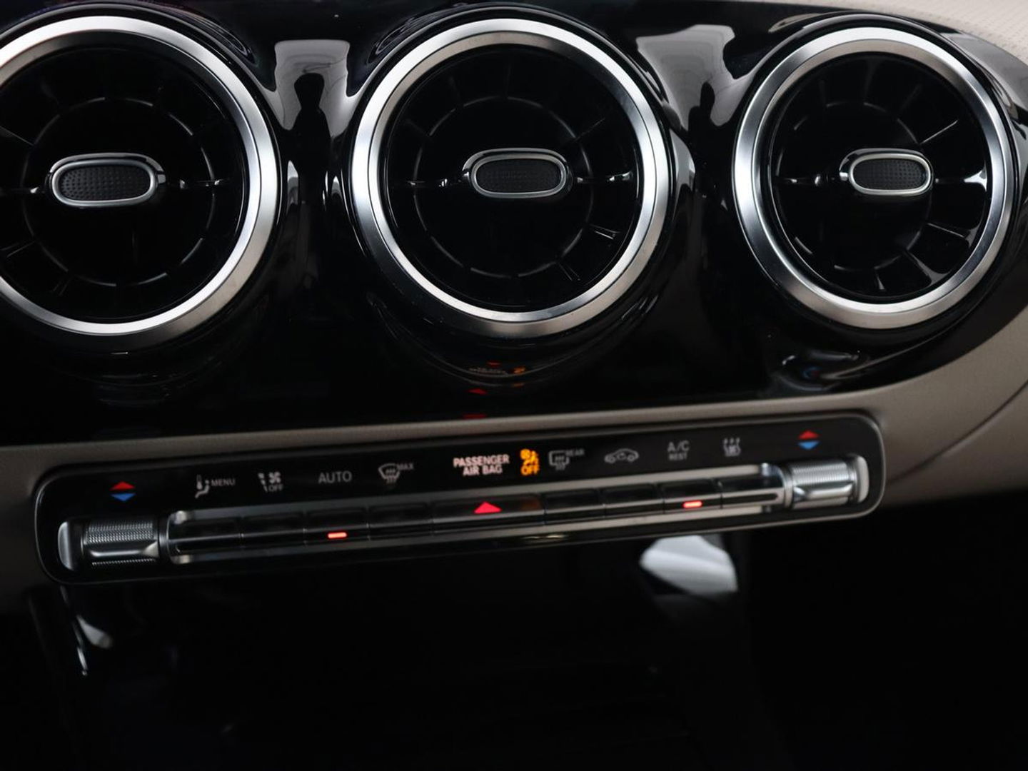 Mercedes-Benz CLA-Klasse 250e Luxury Line | Leder | Trekhaak | Carplay | Stoelverwarming | Widescreen | Camera | Stuurverwarming | Navigatie | Park Assist | Cruise control | PHEV | Plug In