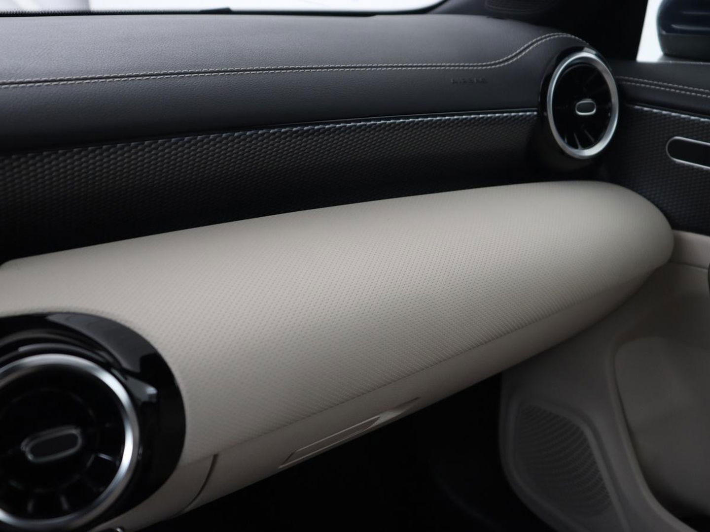 Mercedes-Benz CLA-Klasse 250e Luxury Line | Leder | Trekhaak | Carplay | Stoelverwarming | Widescreen | Camera | Stuurverwarming | Navigatie | Park Assist | Cruise control | PHEV | Plug In