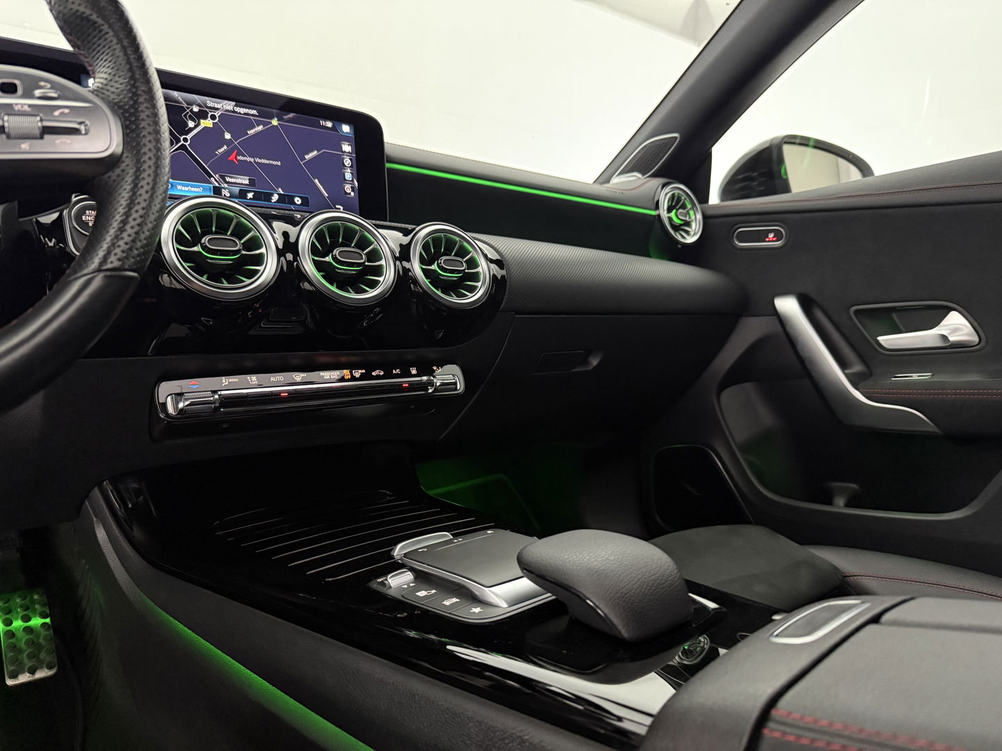 Mercedes-Benz CLA-Klasse Shooting brake 250 e AMG Night | SOH 97% | Pano | Sfeerverl. | Burmester | Virtual | Camera | Trekh. | Carplay | Adaptive Cruise