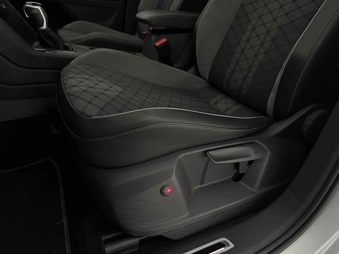 Volkswagen Tiguan 1.4 TSI eHybrid 245PK R-Line Black Style | SOH 86% | Pano | Virtual | Adap. Cruise | Sfeer | Carplay | Keyless | Stoelverw. | NAP