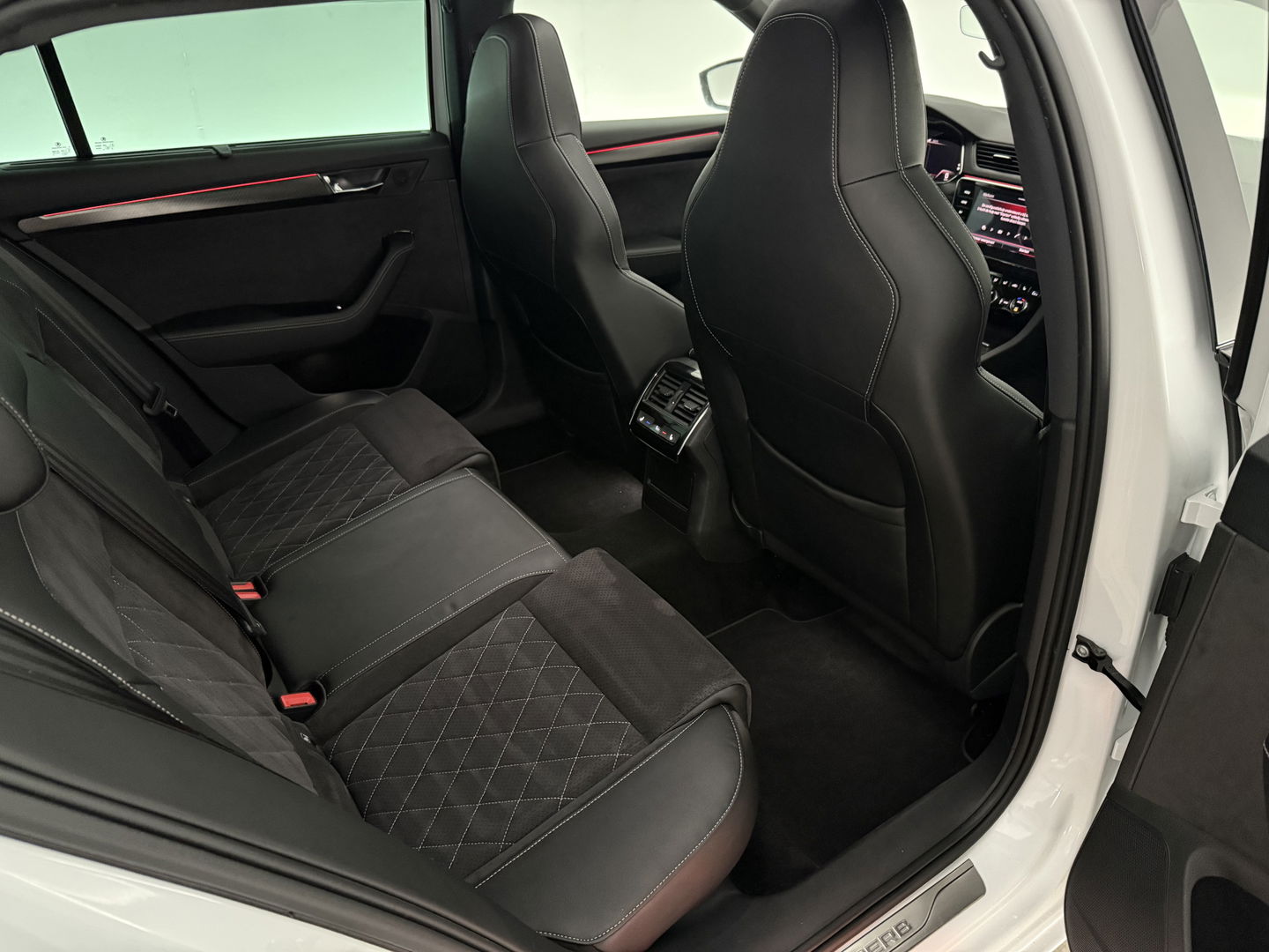 Škoda Superb Combi 1.4 TSI iV 218PK | SOH 90% | Pano | 360° | Virtual | Sfeerverl. | Memory | Canton | Camera | Carplay | Adap. Cruise