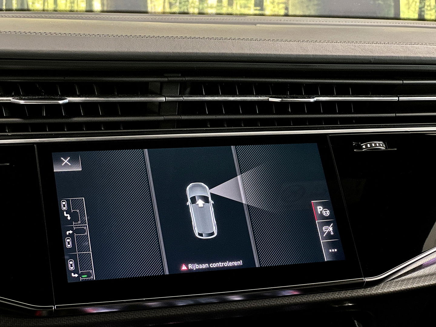 Audi RS Q8 4.0 TFSI RS Q8 quattro | Carbon Optiek Pakket | Dynamic Plus | Keramisch | 23'' lichtmetaal | Panoramadak | Massage | 600 Pk! | Head-up display | Trekhaak | Bang & Olufson |