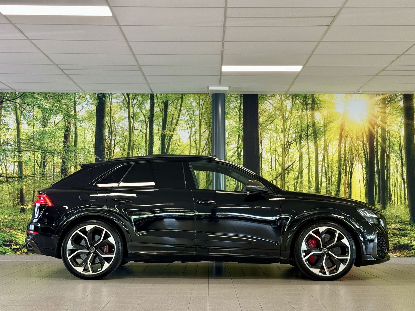 Audi RS Q8 4.0 TFSI RS Q8 quattro | Carbon Optiek Pakket | Dynamic Plus | Keramisch | 23'' lichtmetaal | Panoramadak | Massage | 600 Pk! | Head-up display | Trekhaak | Bang & Olufson |