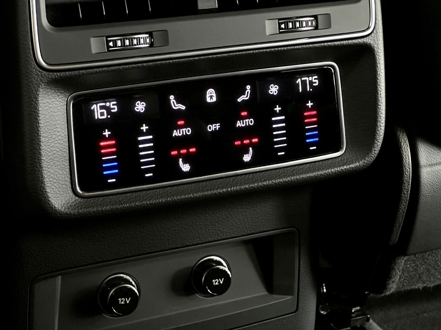 Audi RS Q8 4.0 TFSI RS Q8 quattro | Carbon Optiek Pakket | Dynamic Plus | Keramisch | 23'' lichtmetaal | Panoramadak | Massage | 600 Pk! | Head-up display | Trekhaak | Bang & Olufson |