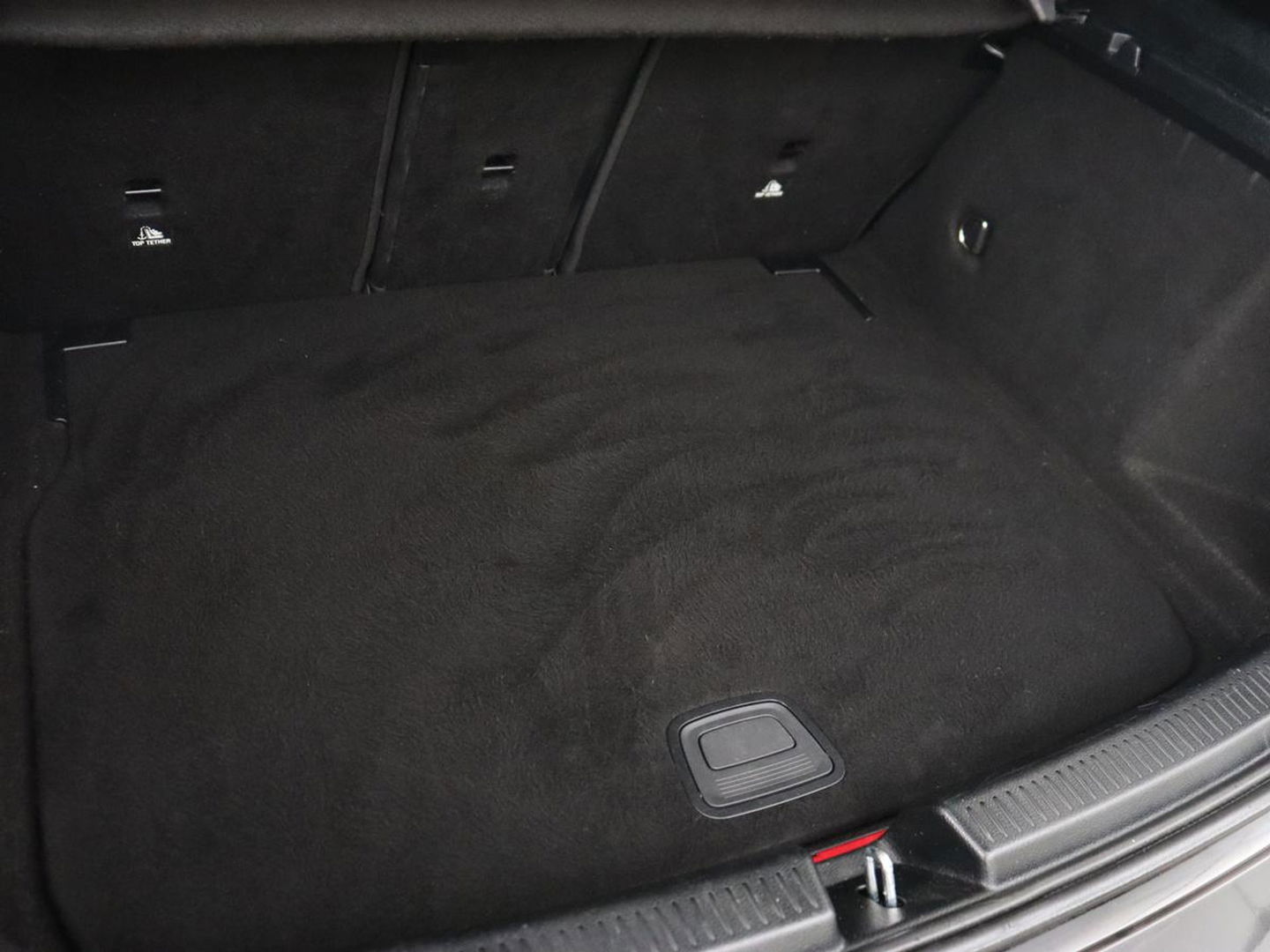 Mercedes-Benz A-Klasse 180 AMG | Adaptive cruise | Trekhaak | Stoelverwarming | Camera | Leder/Alcantara | Sfeerverlichting | Navigatie | Park Assist | Full LED | Climate control | Bluetooth