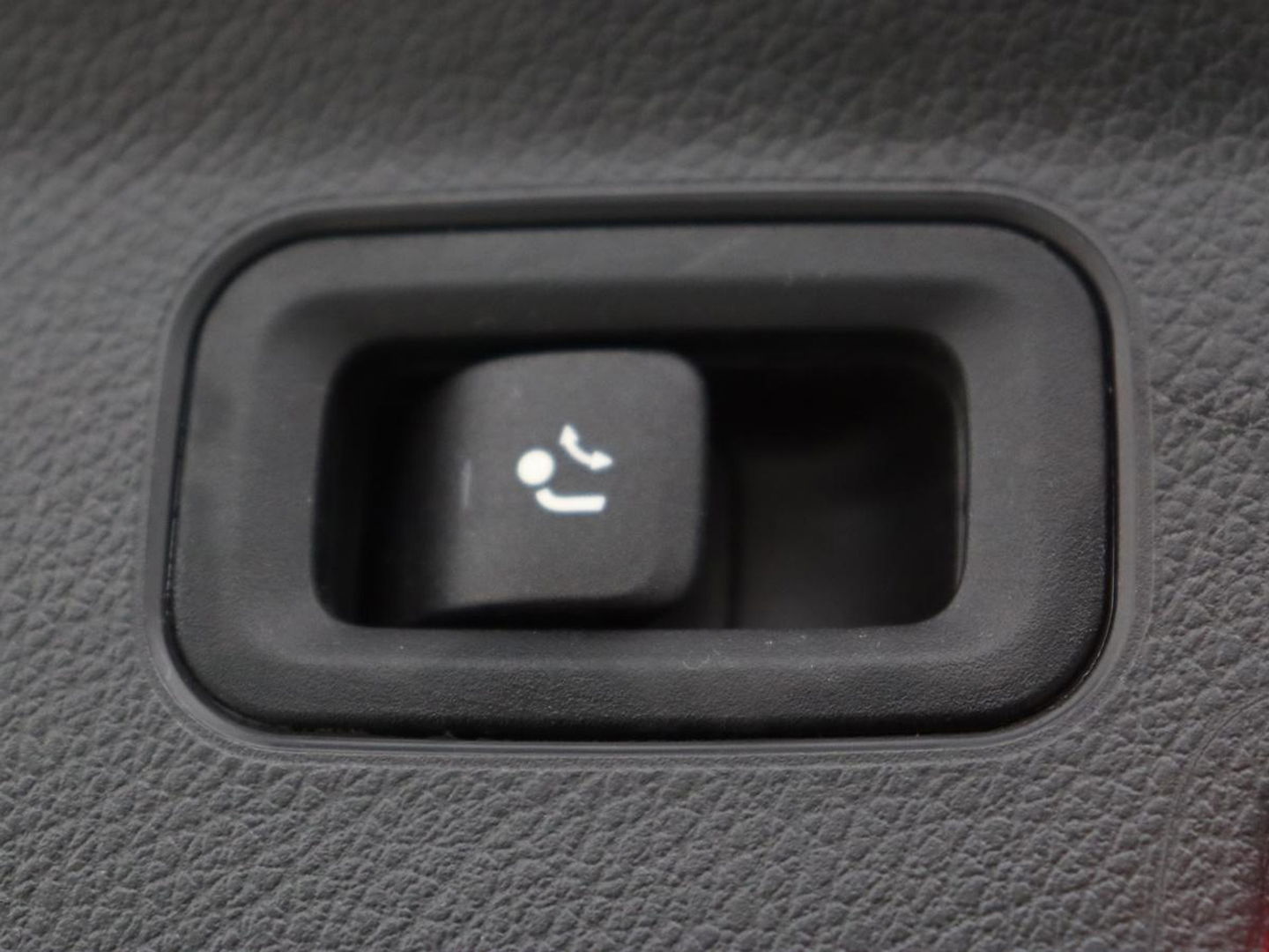 Mercedes-Benz A-Klasse 180 AMG | Adaptive cruise | Trekhaak | Stoelverwarming | Camera | Leder/Alcantara | Sfeerverlichting | Navigatie | Park Assist | Full LED | Climate control | Bluetooth