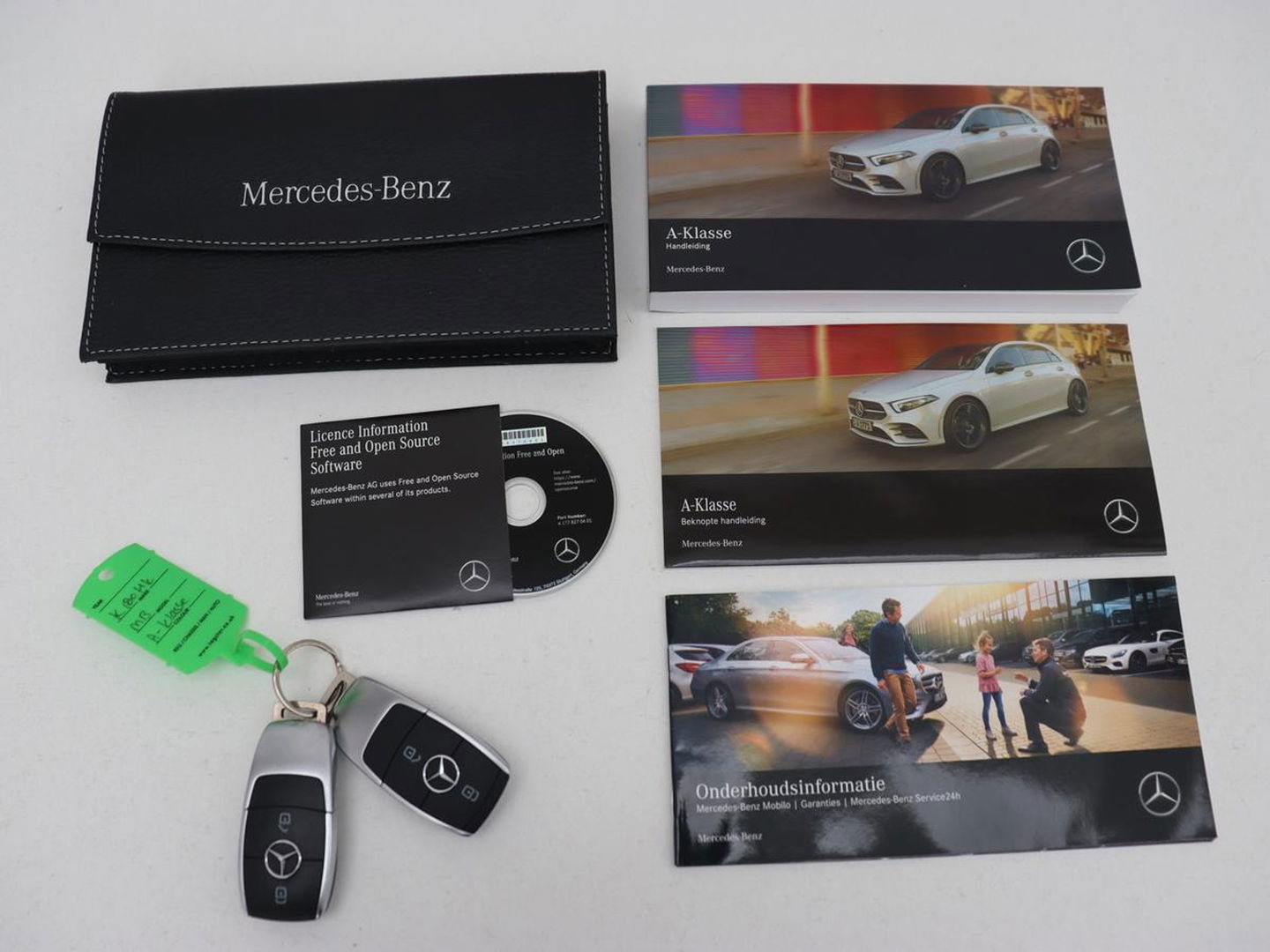 Mercedes-Benz A-Klasse 180 AMG | Adaptive cruise | Trekhaak | Stoelverwarming | Camera | Leder/Alcantara | Sfeerverlichting | Navigatie | Park Assist | Full LED | Climate control | Bluetooth